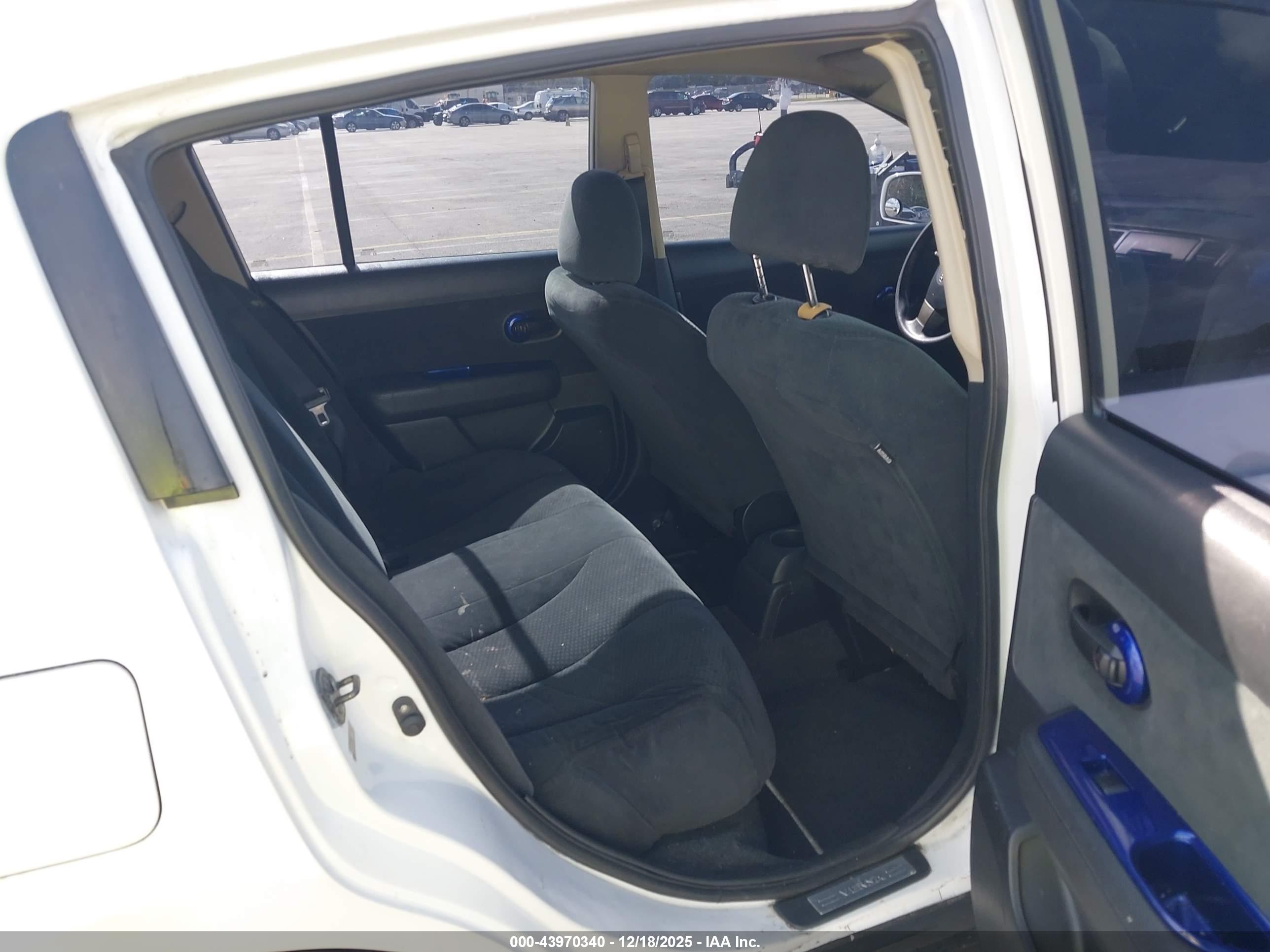 NISSAN VERSA image 8