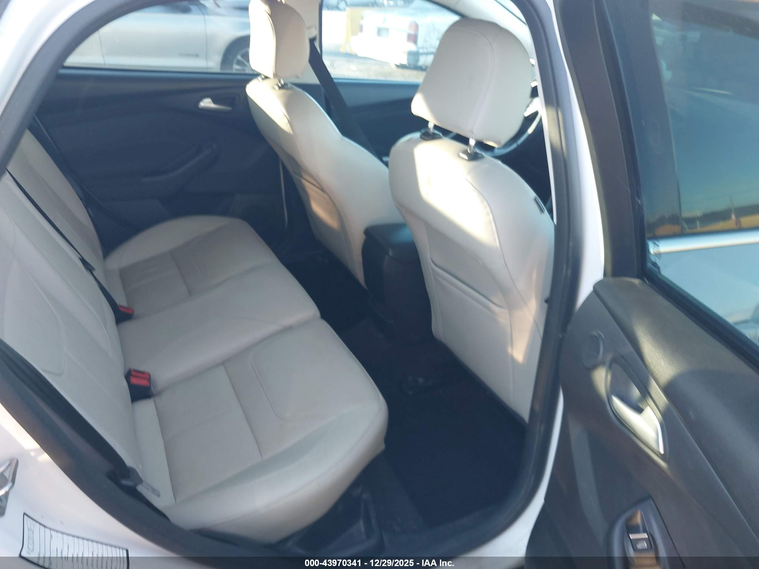 FORD FOCUS image 8