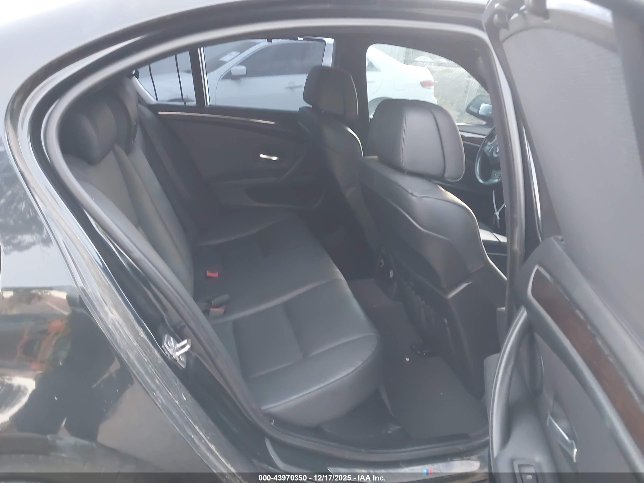 BMW 550I image 8