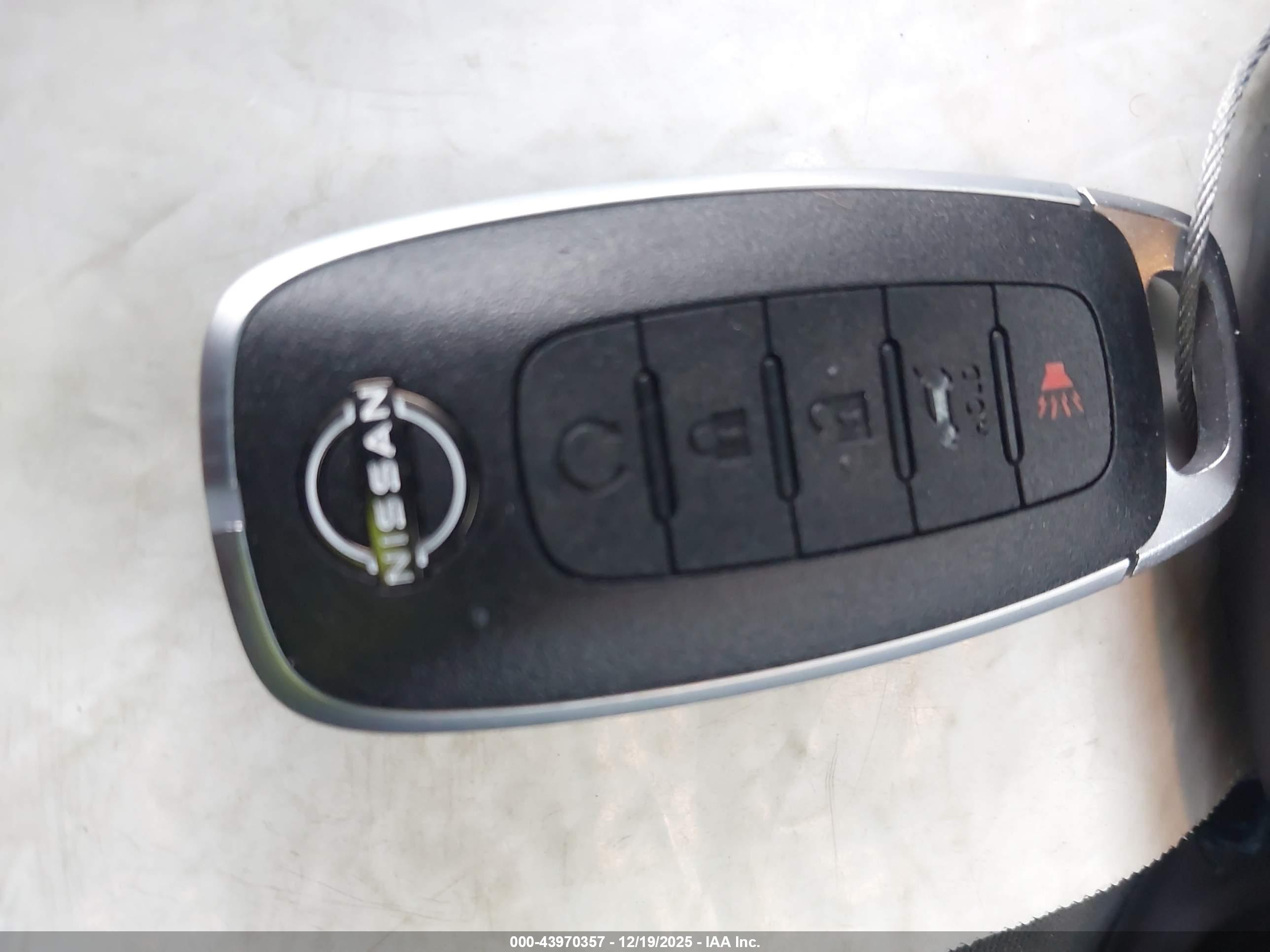 NISSAN ROGUE image 11