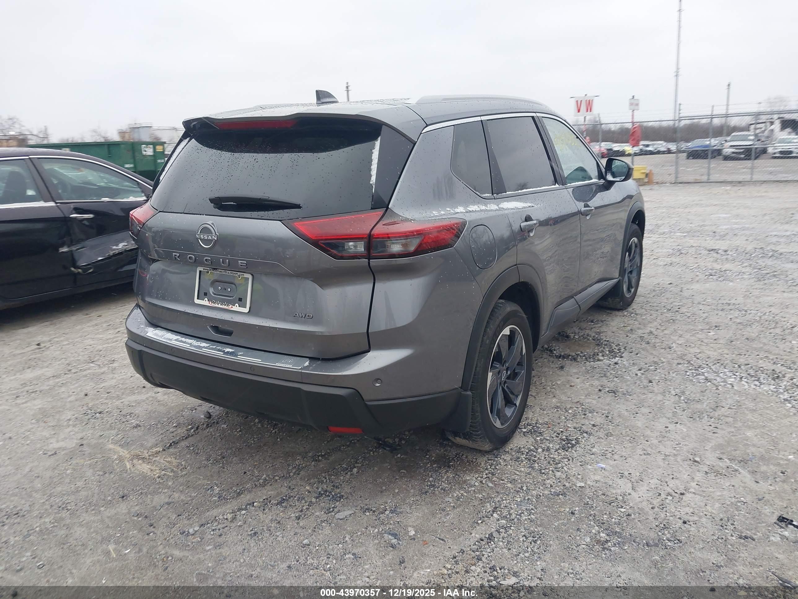 NISSAN ROGUE image 4