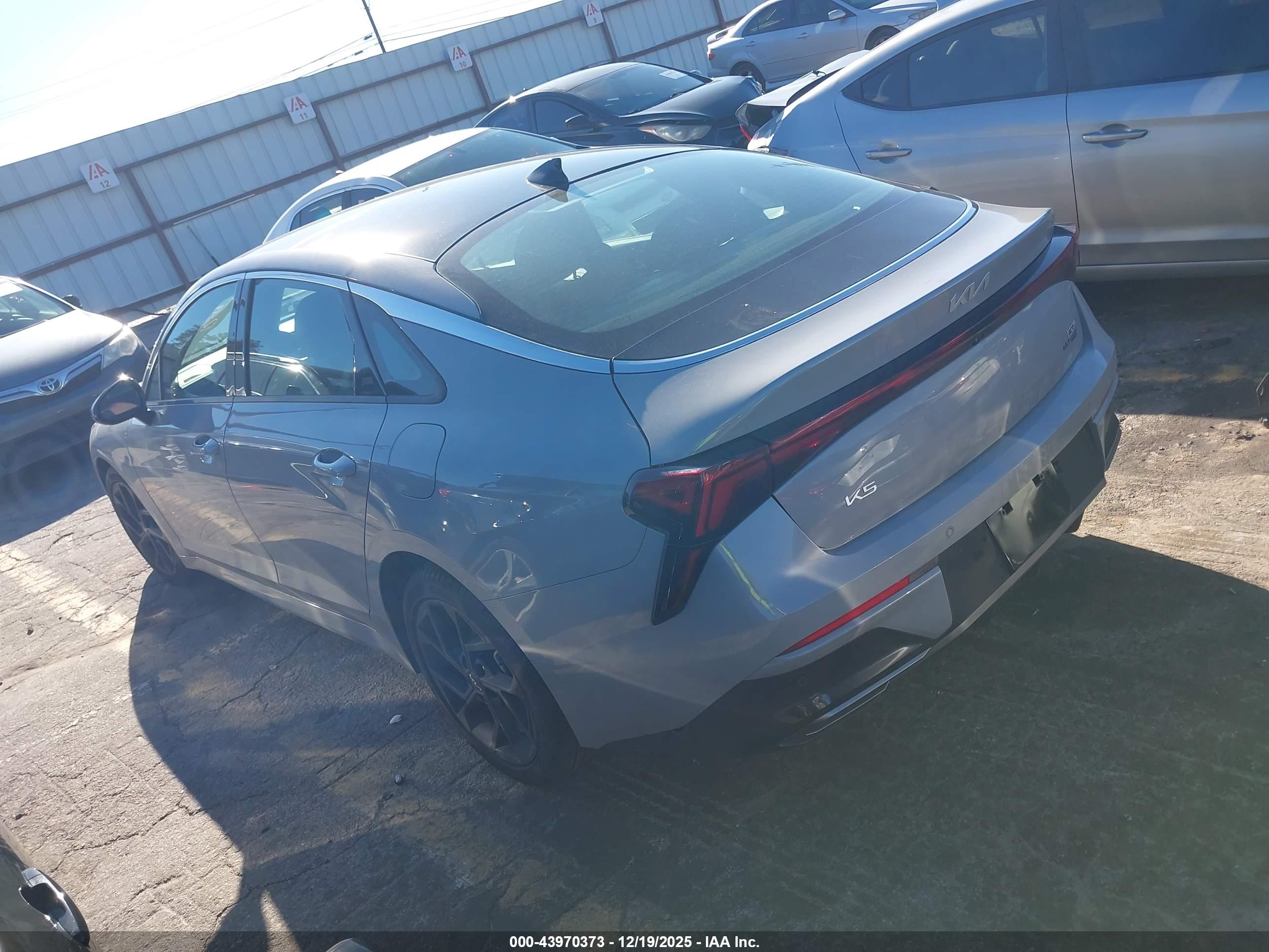KIA K5 image 3