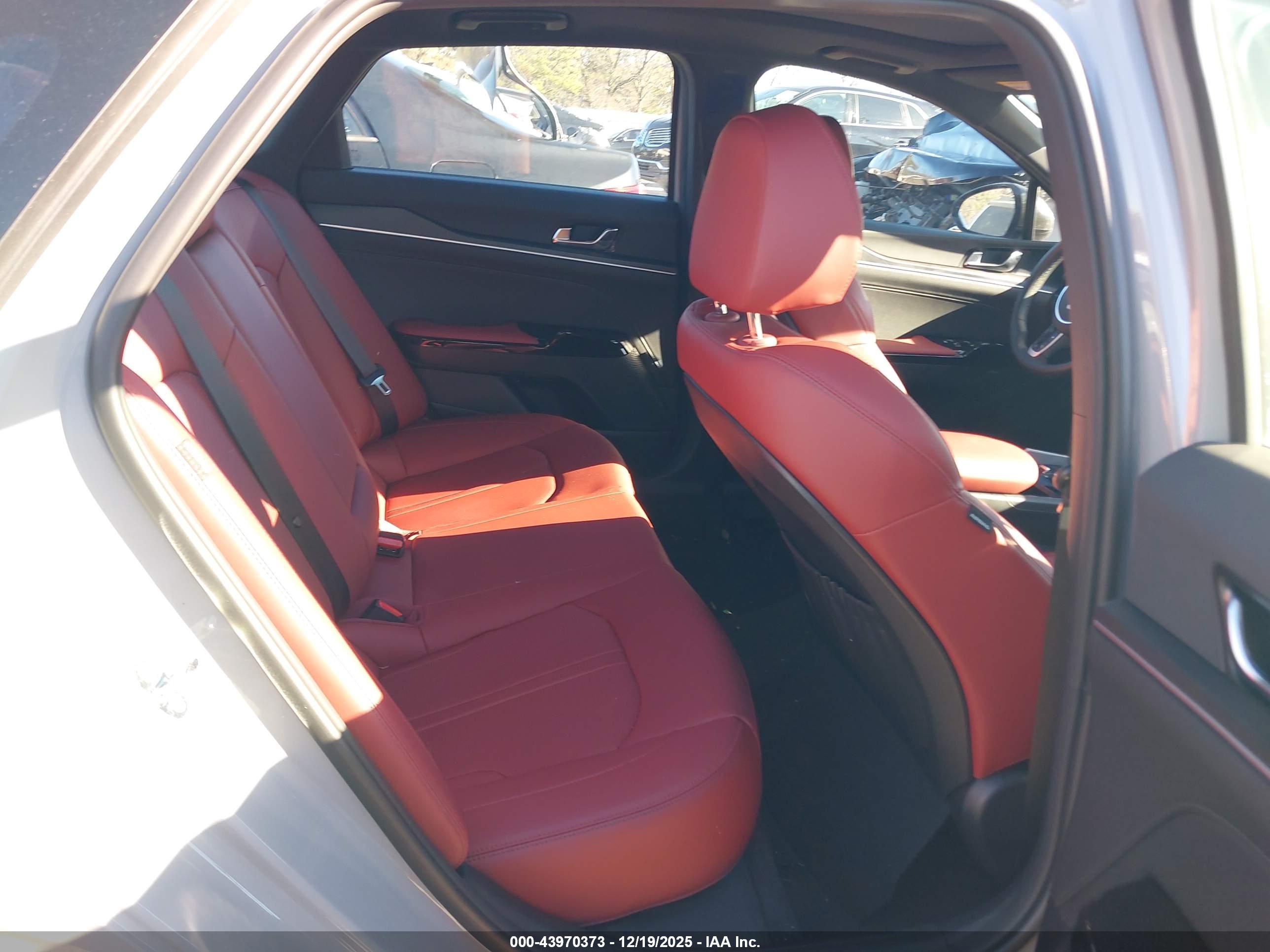 KIA K5 image 8
