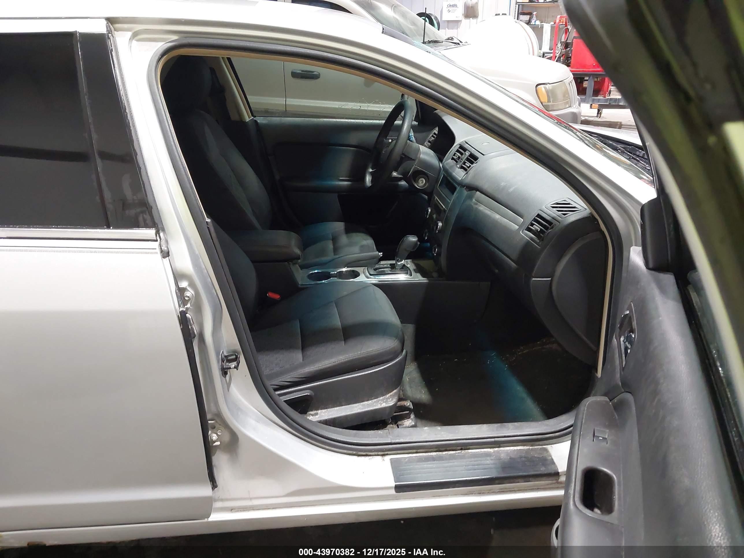 FORD FUSION image 5