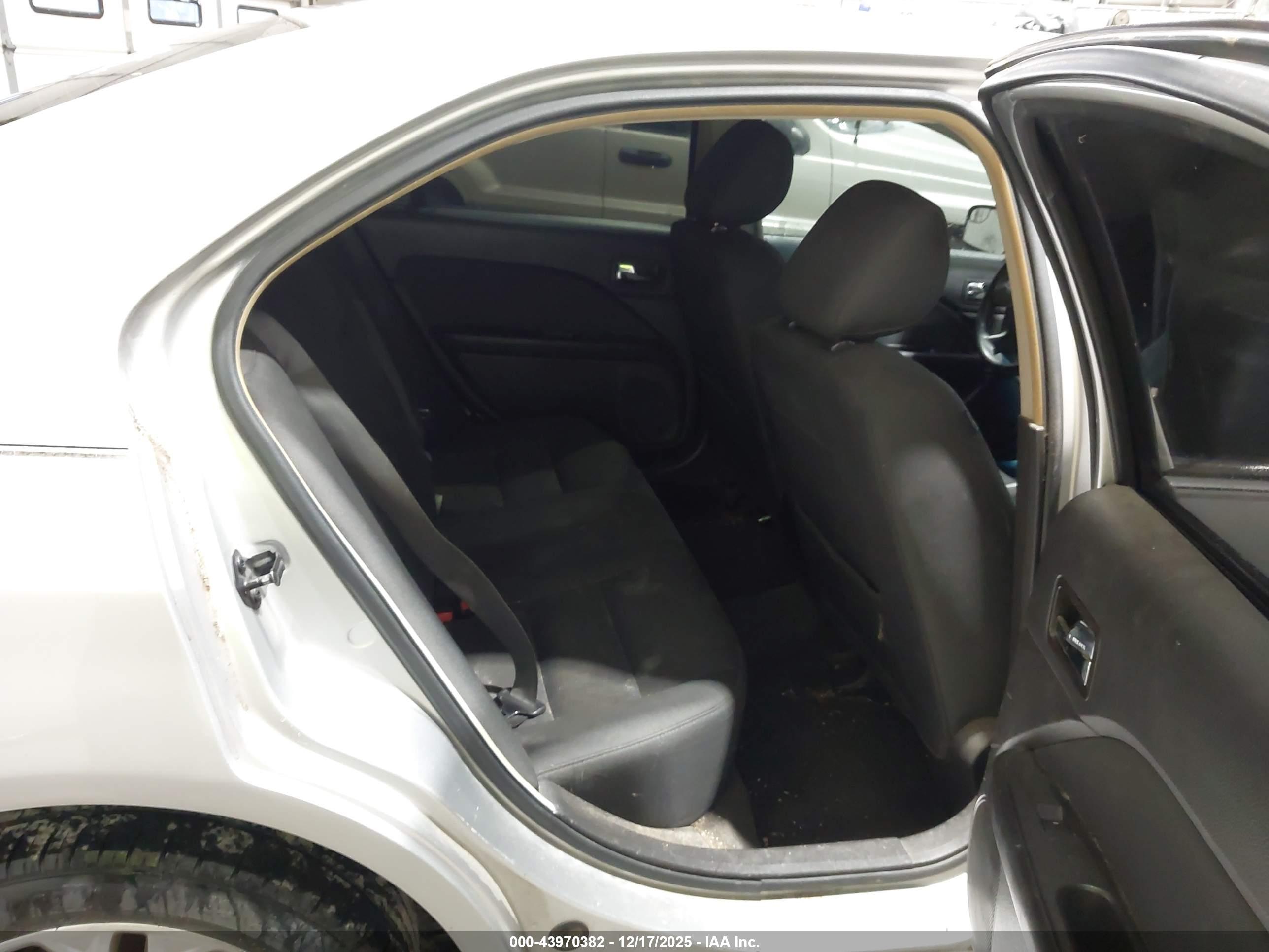 FORD FUSION image 8