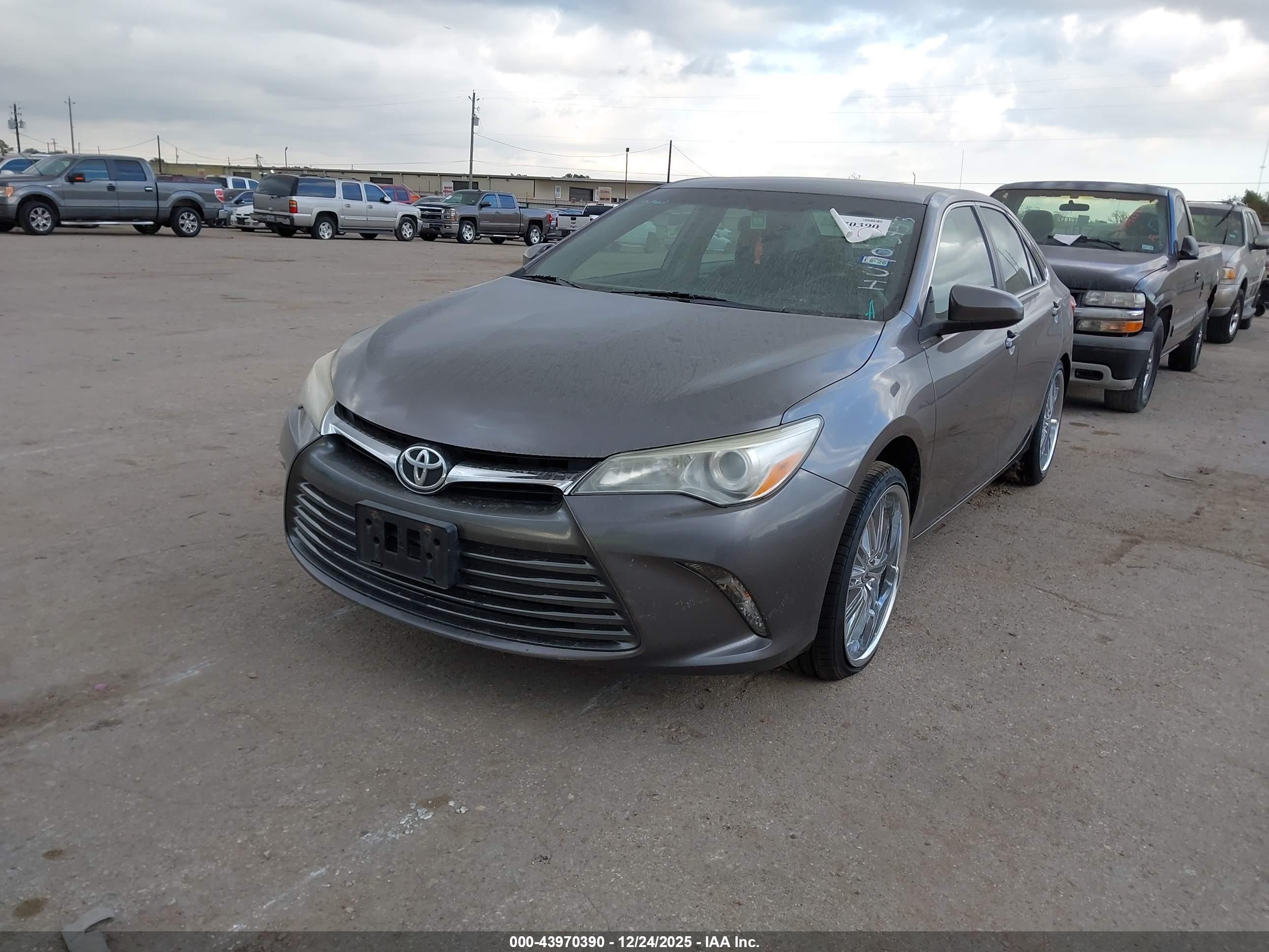 TOYOTA CAMRY image 2