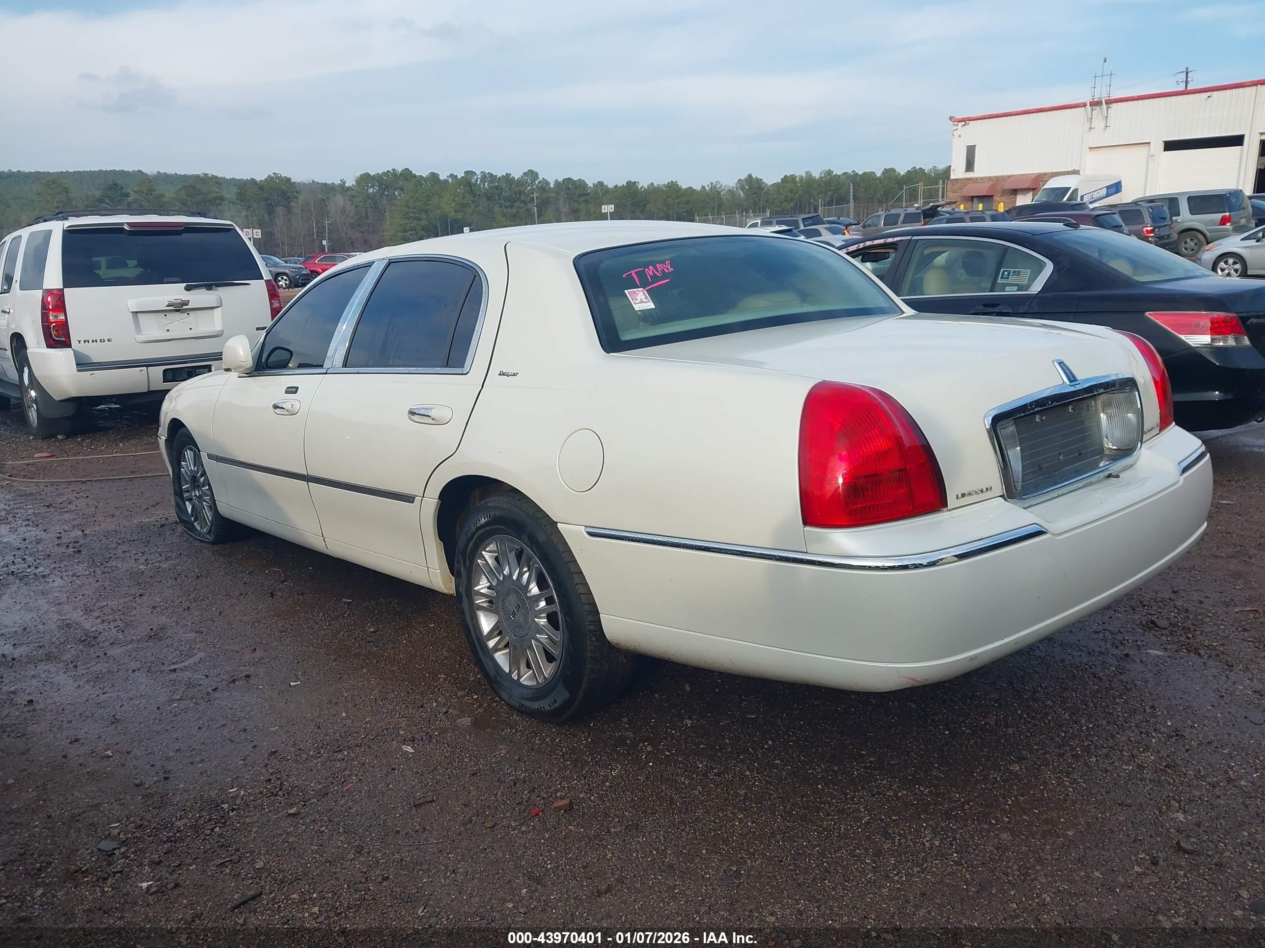 LINCOLN TOWN image 3