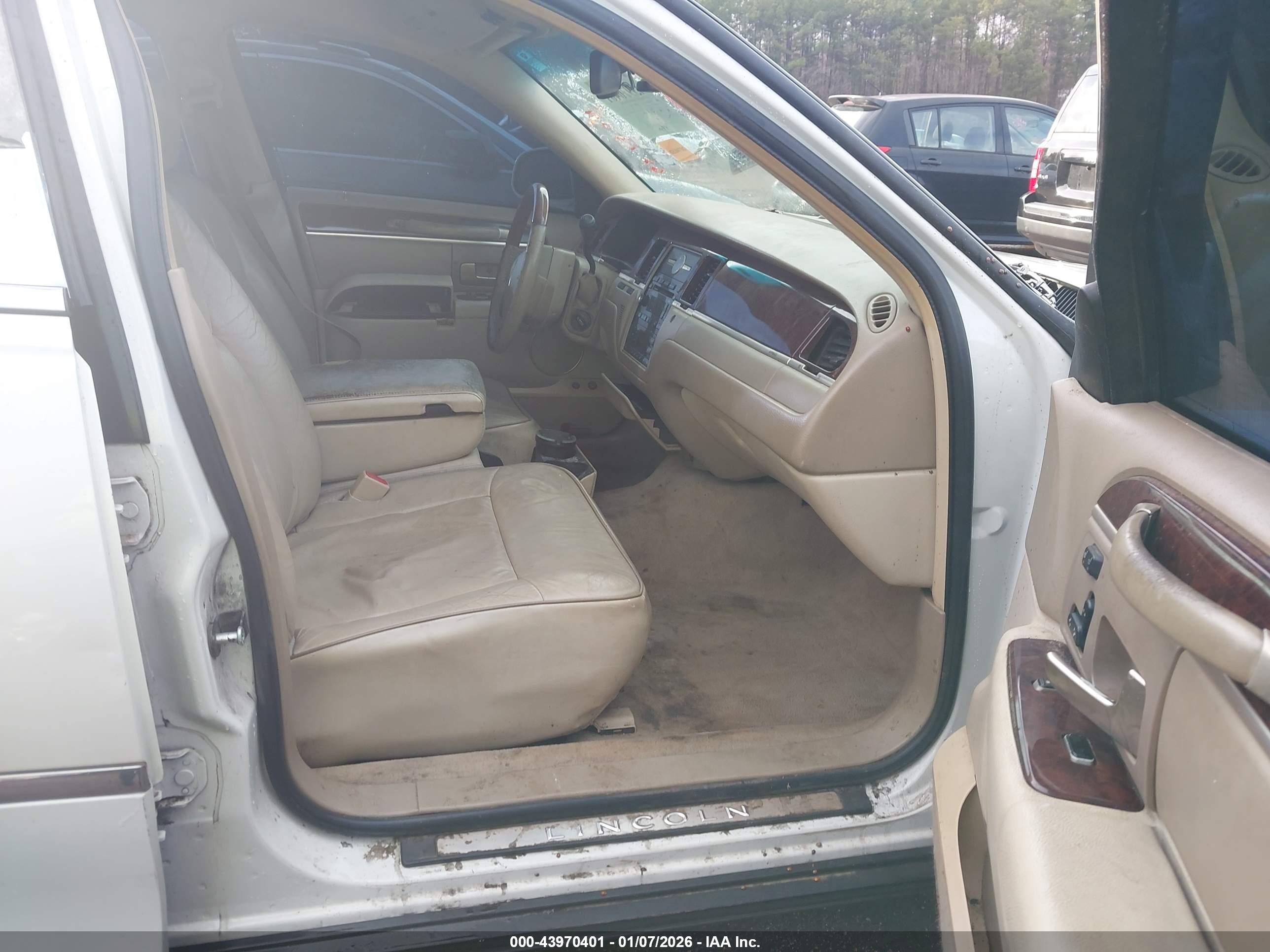 LINCOLN TOWN image 5