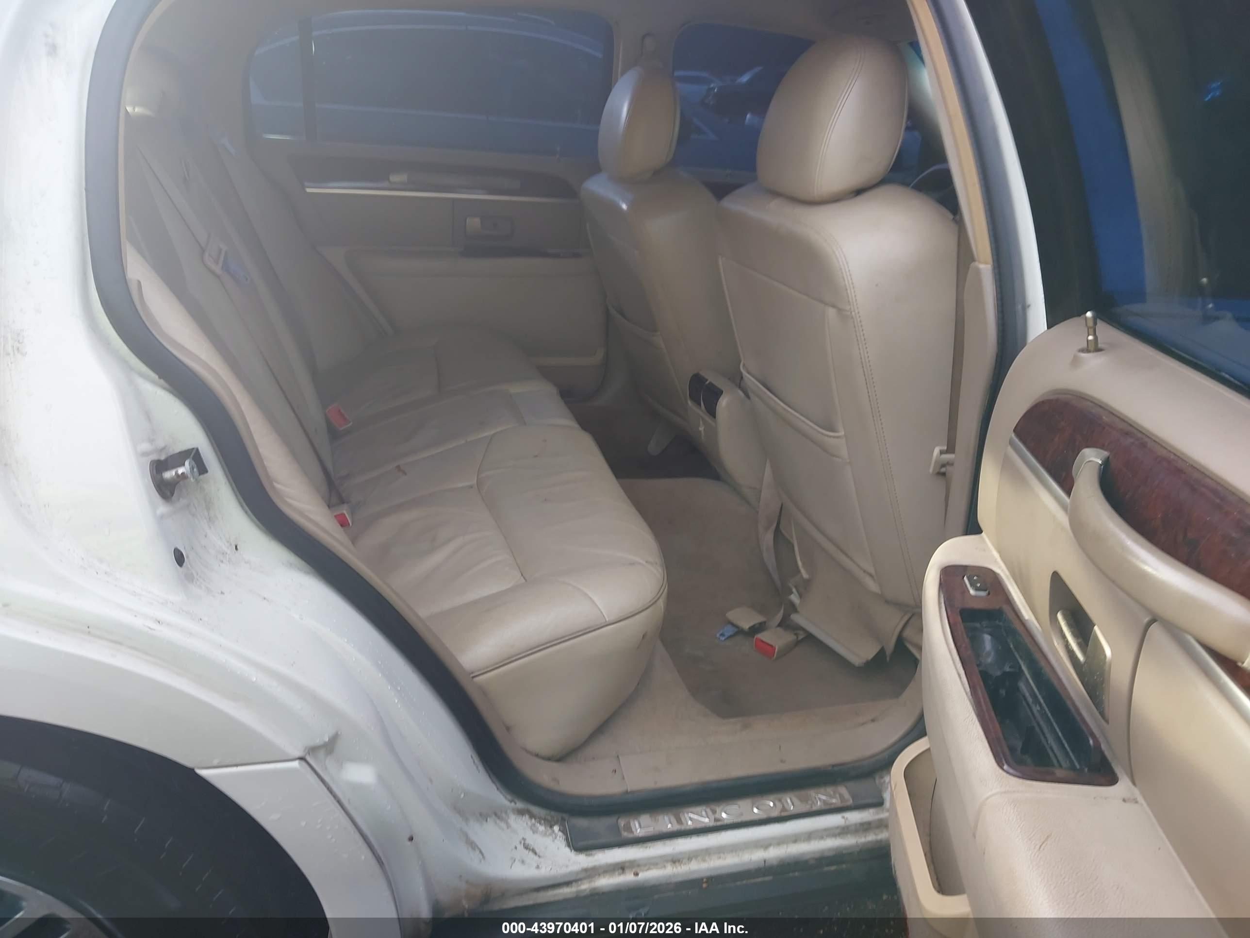 LINCOLN TOWN image 8