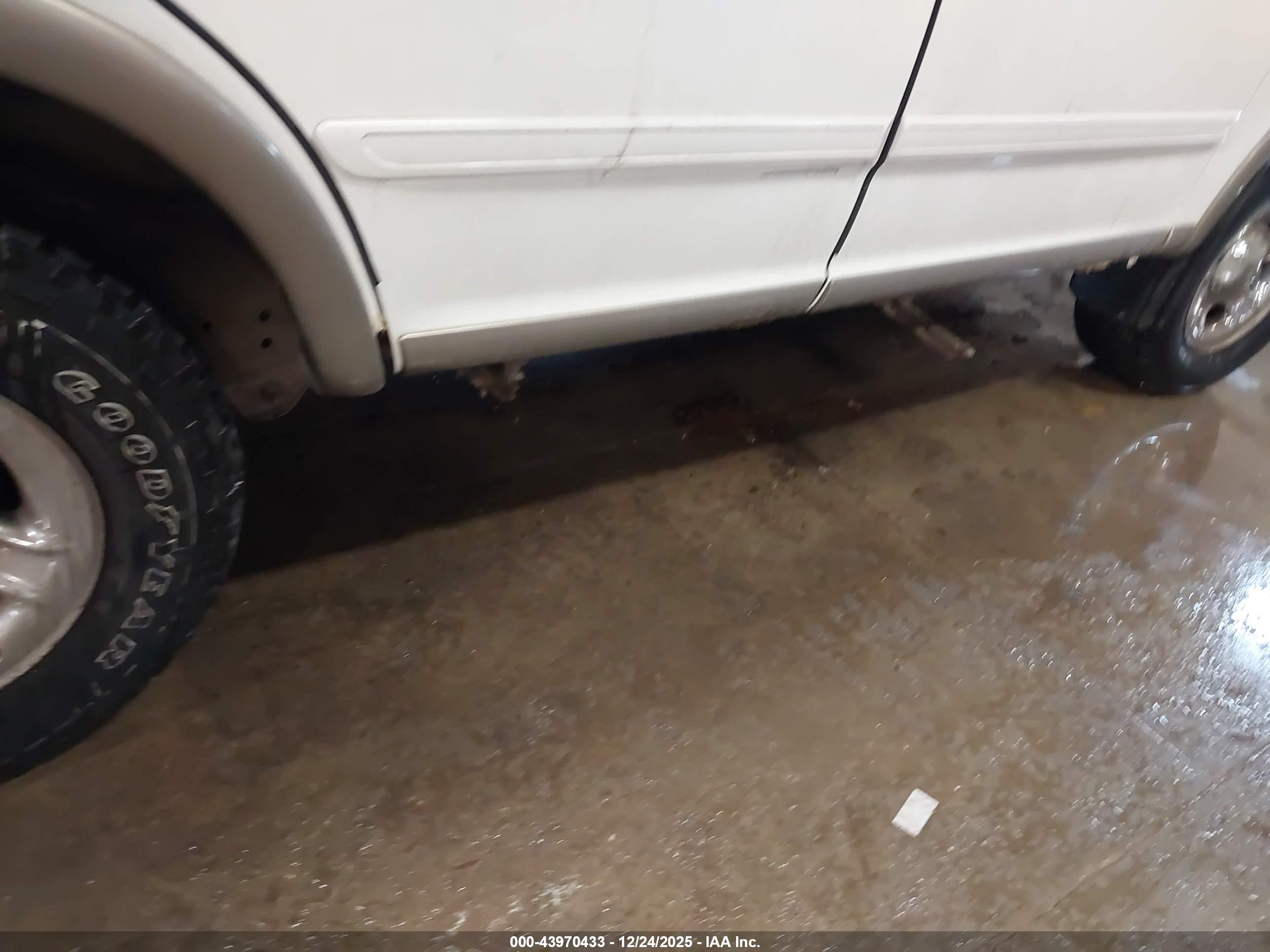FORD EXPEDITION image 6