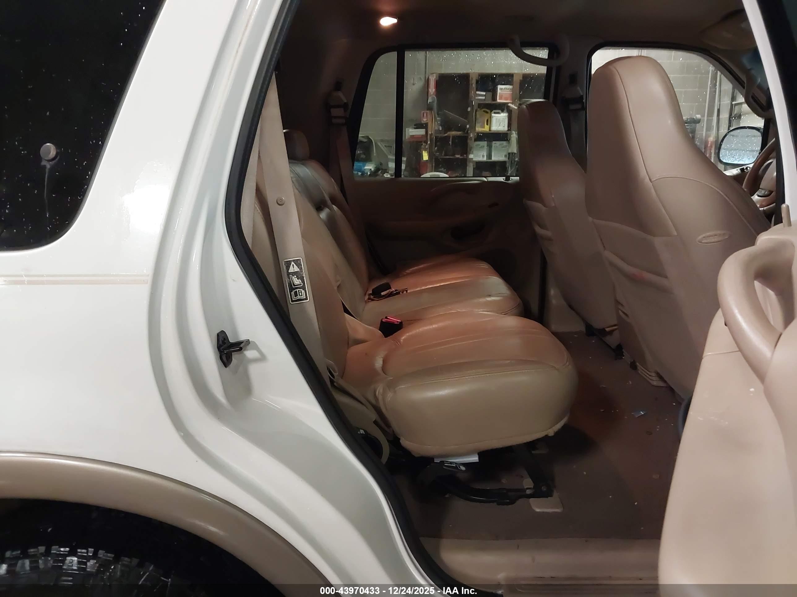 FORD EXPEDITION image 8