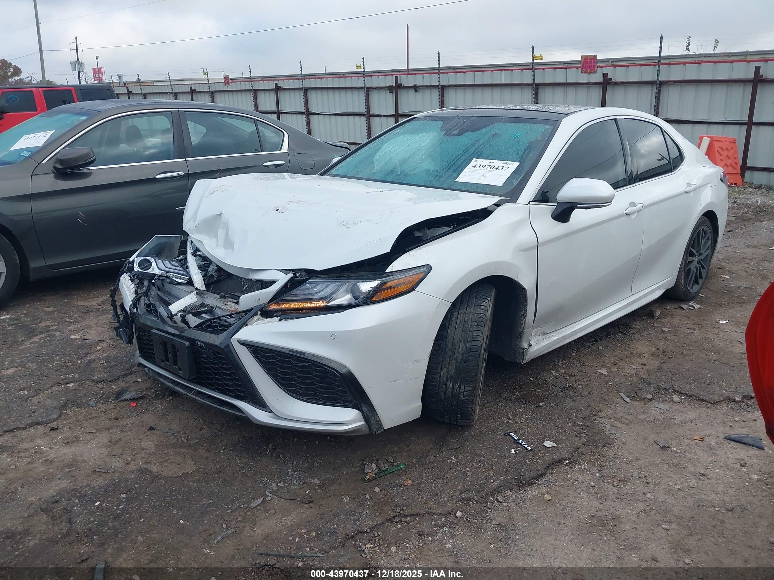 TOYOTA CAMRY image 2