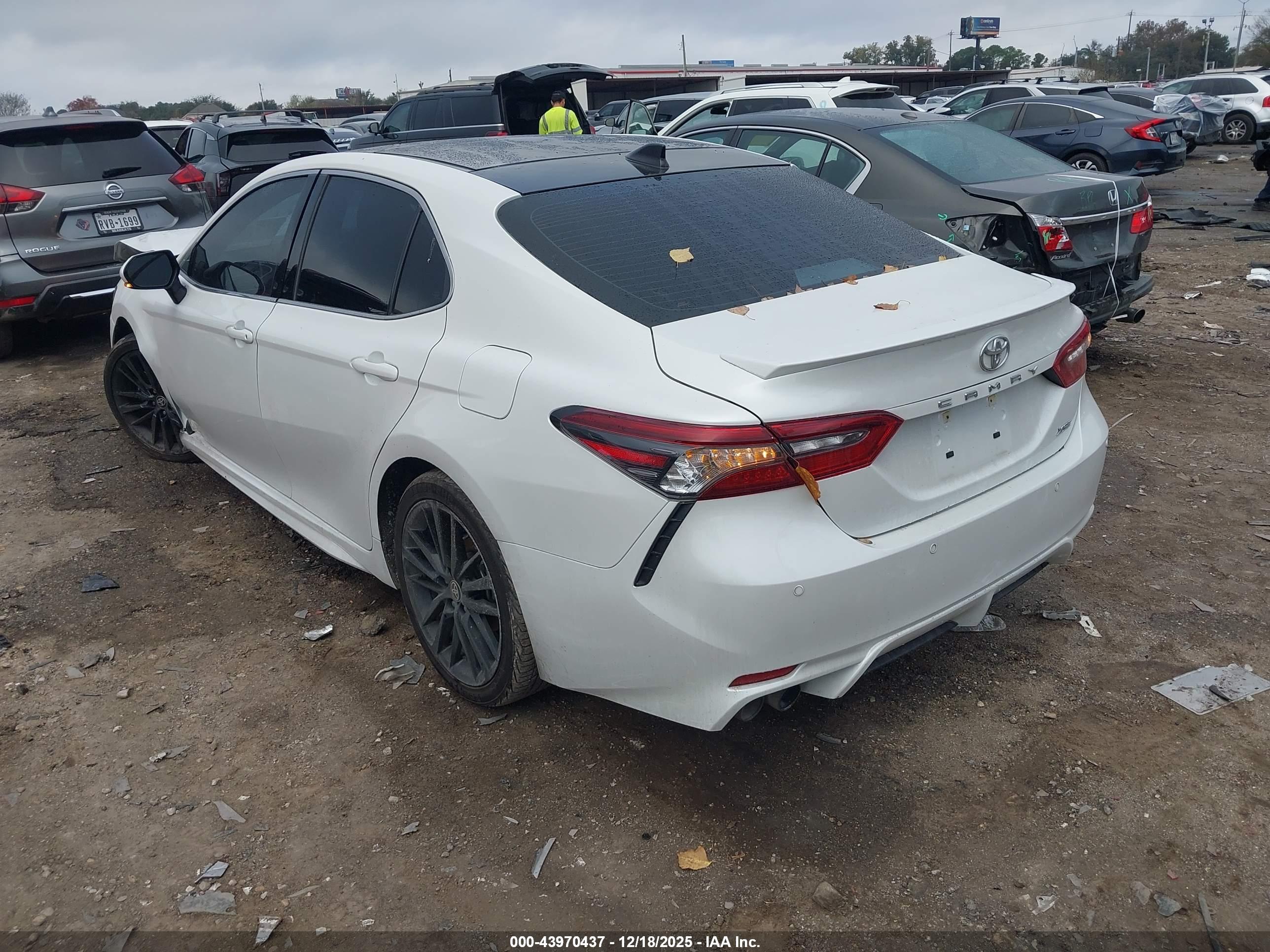 TOYOTA CAMRY image 3