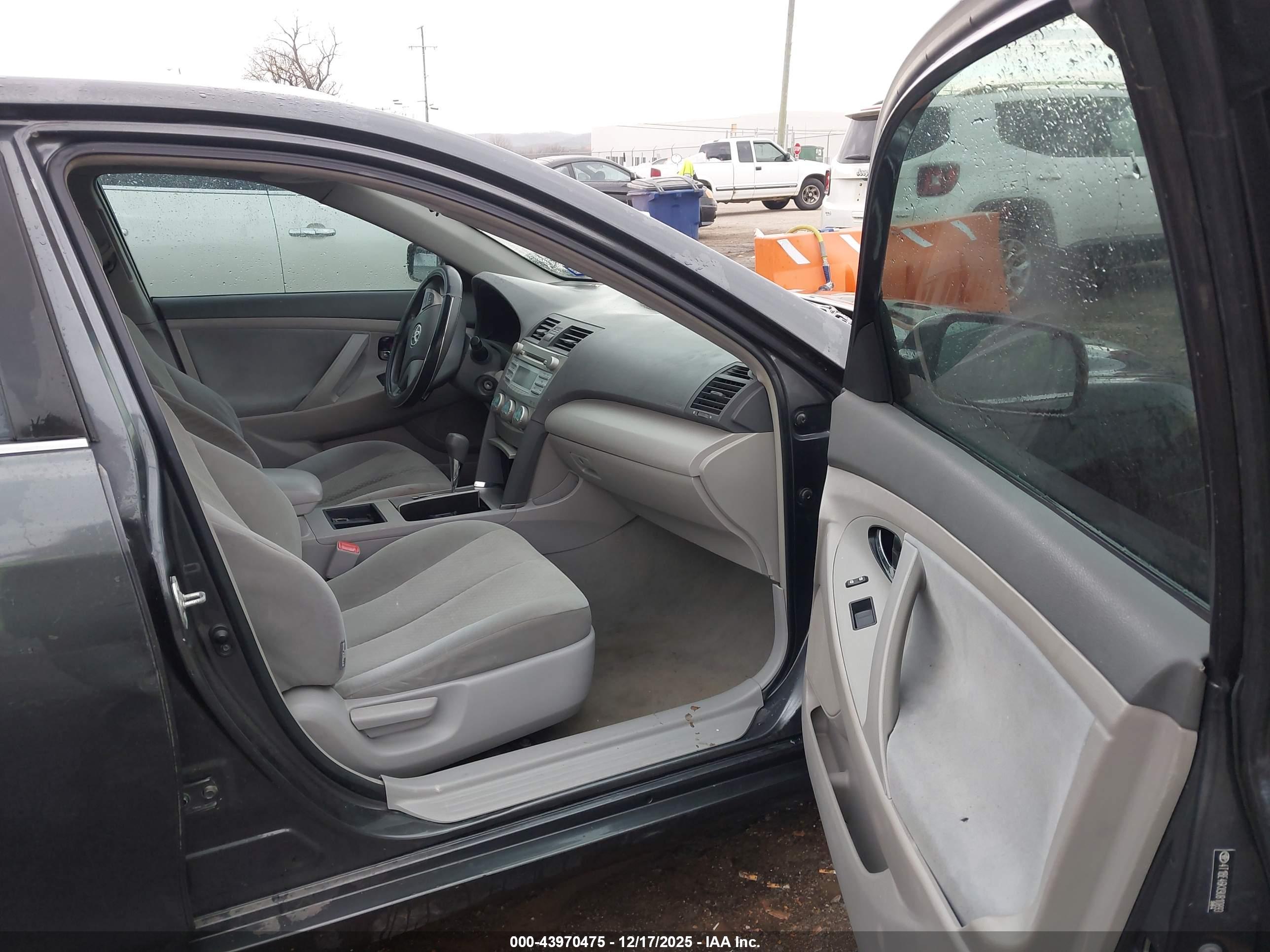 TOYOTA CAMRY image 5