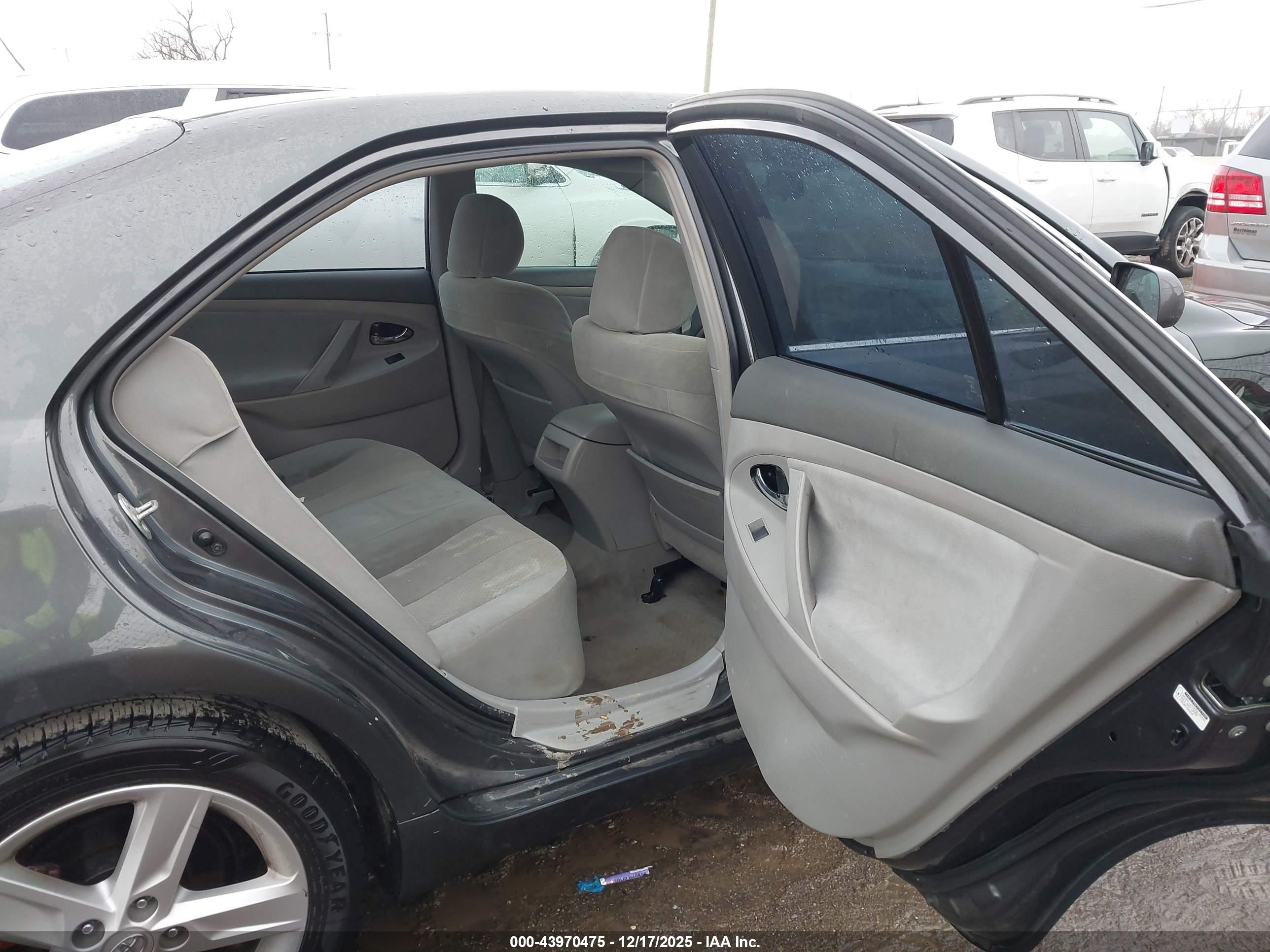 TOYOTA CAMRY image 8