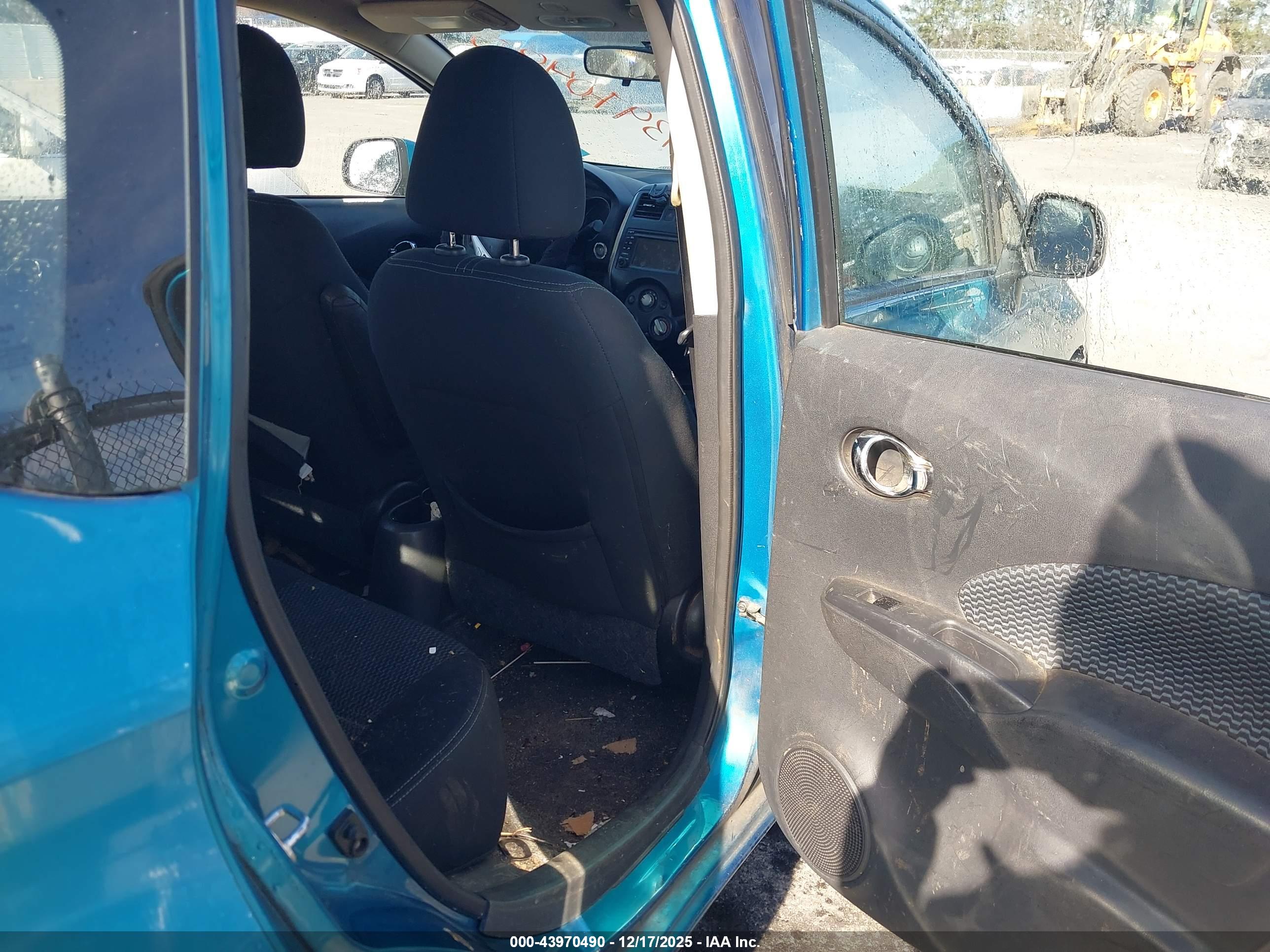 NISSAN VERSA image 8