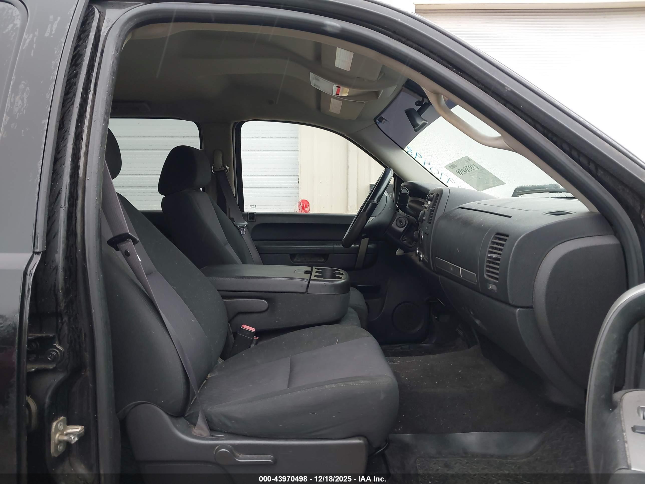CHEVROLET SILVERADO image 5