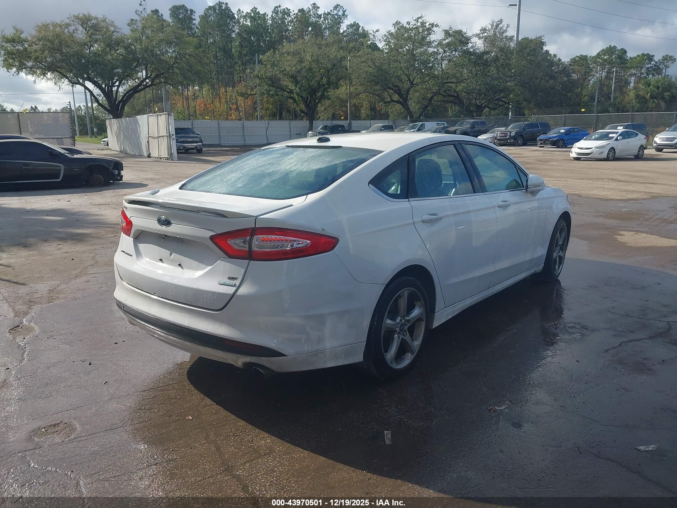 FORD FUSION image 4