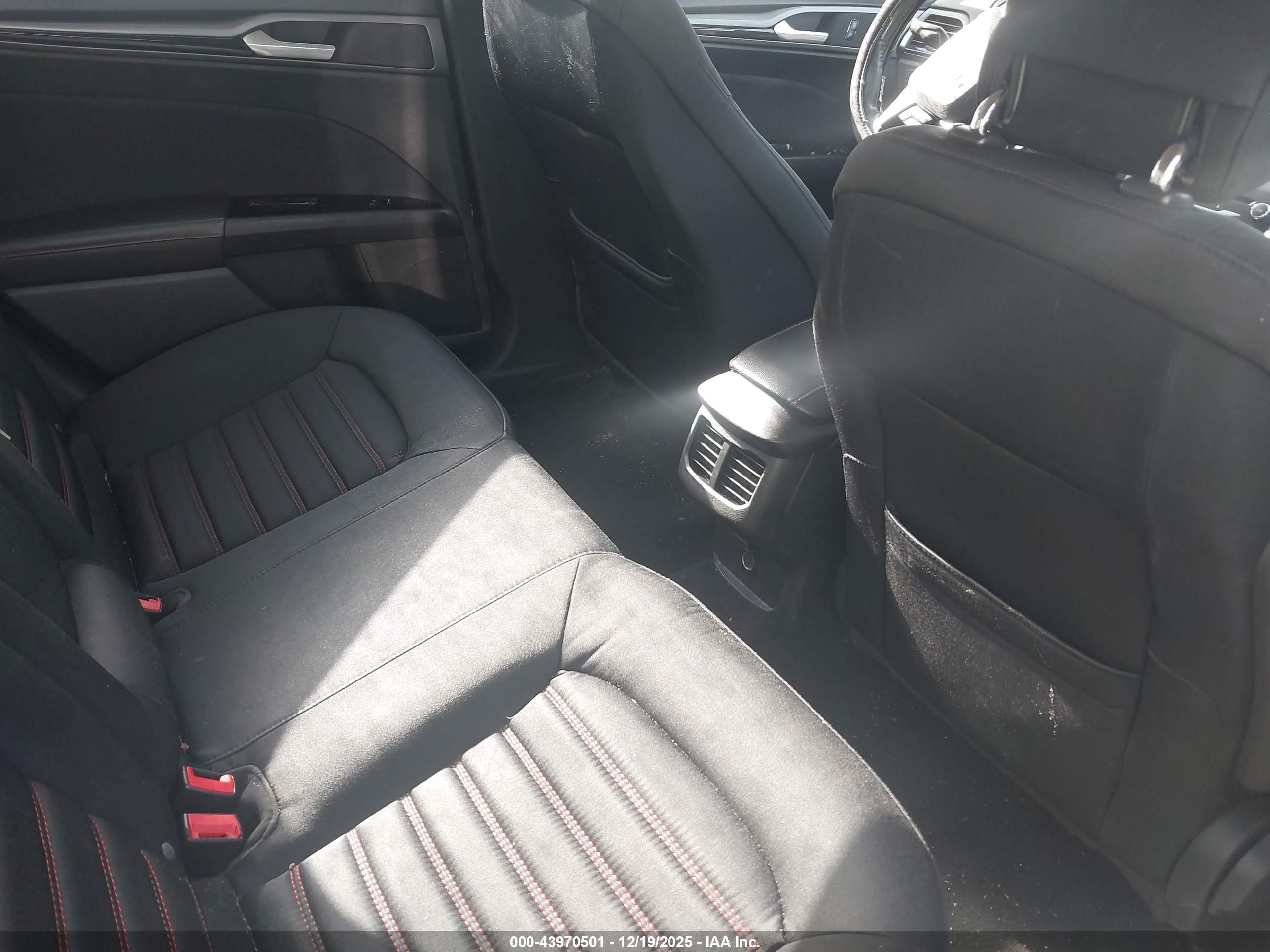 FORD FUSION image 8