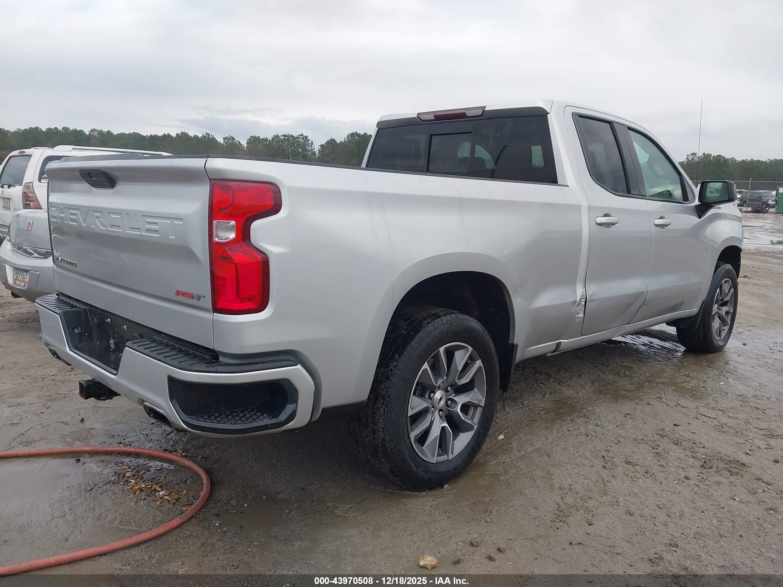 CHEVROLET SILVERADO image 4