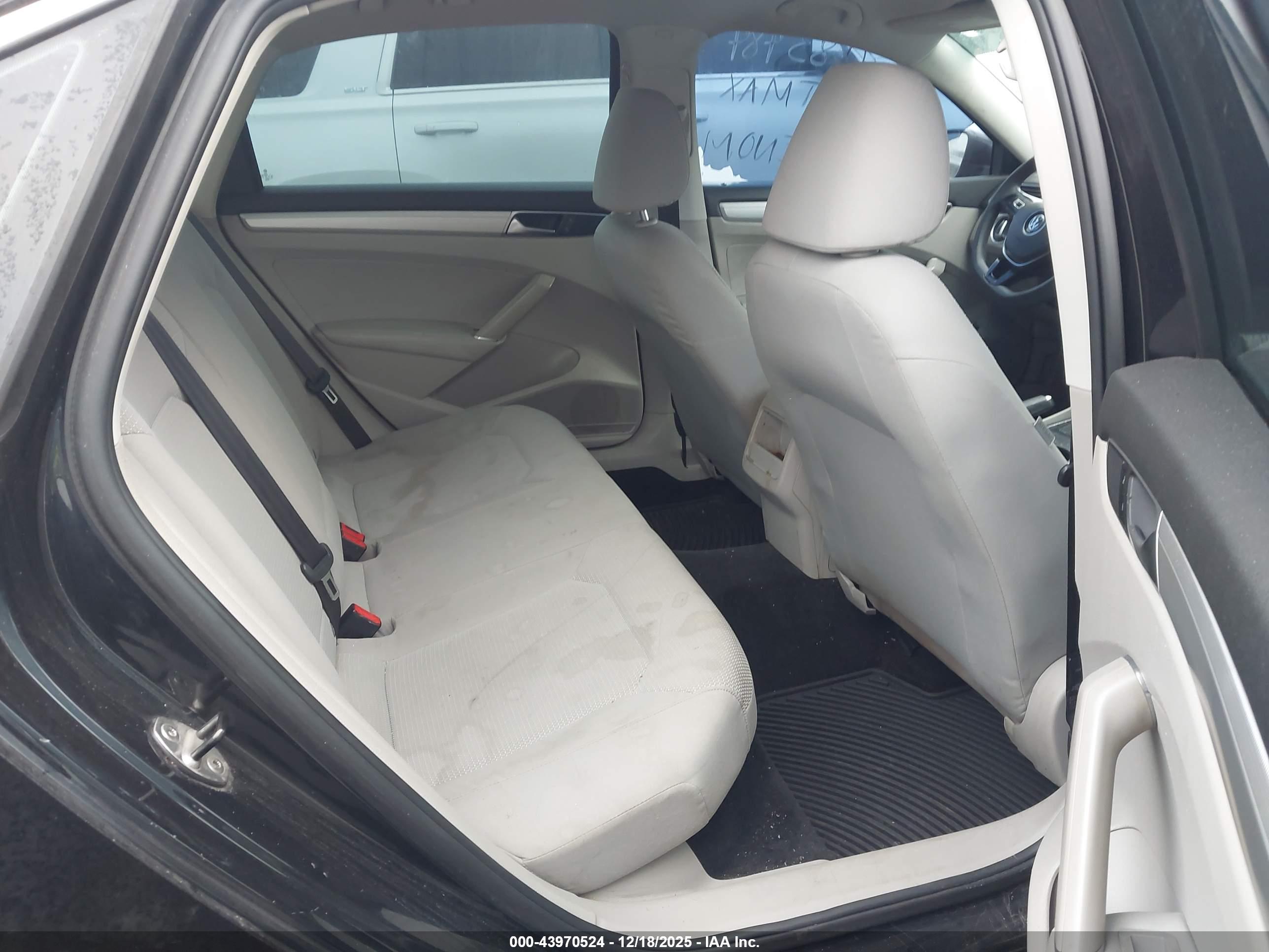 VOLKSWAGEN PASSAT image 8