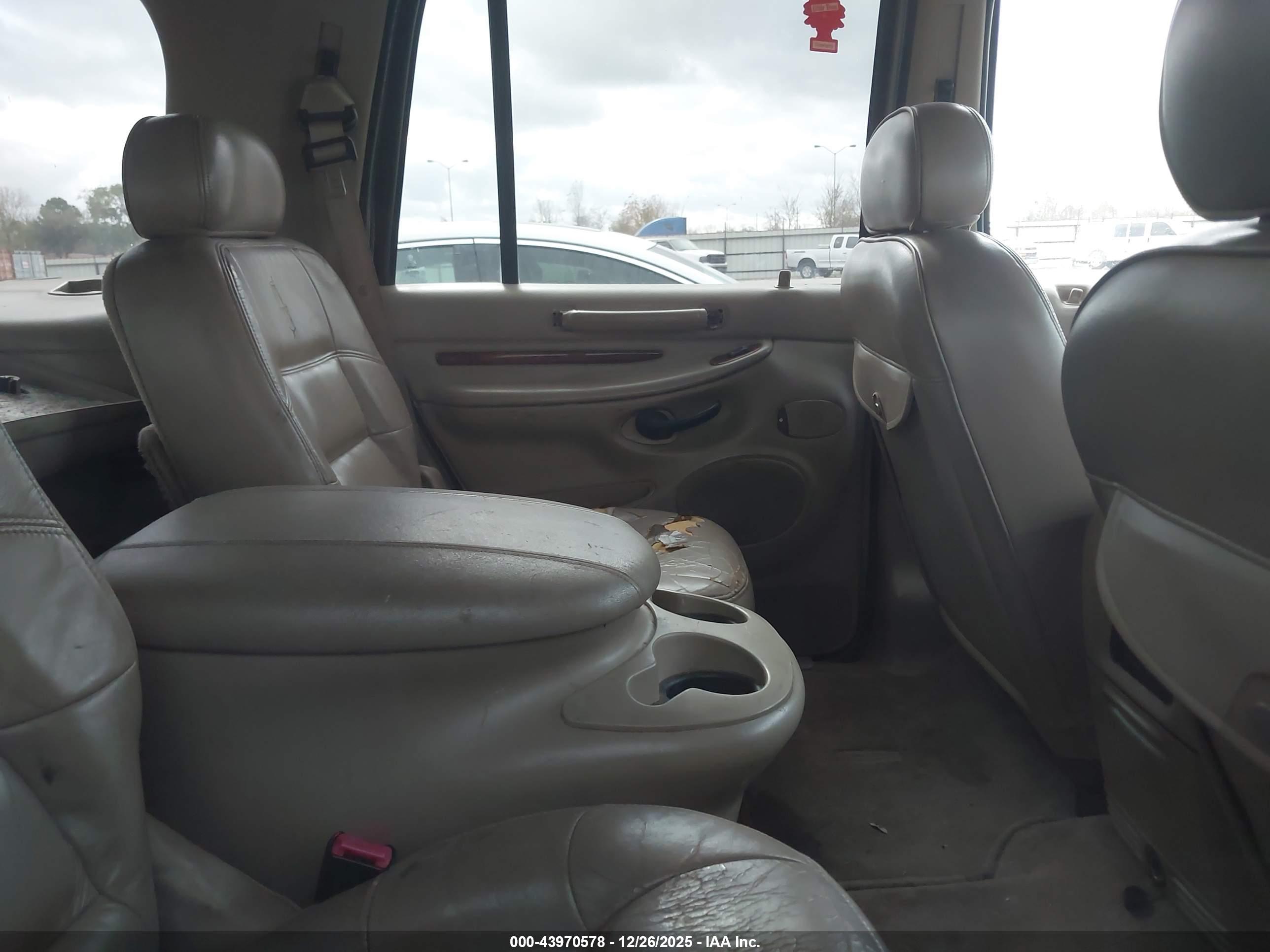 LINCOLN NAVIGATOR image 8