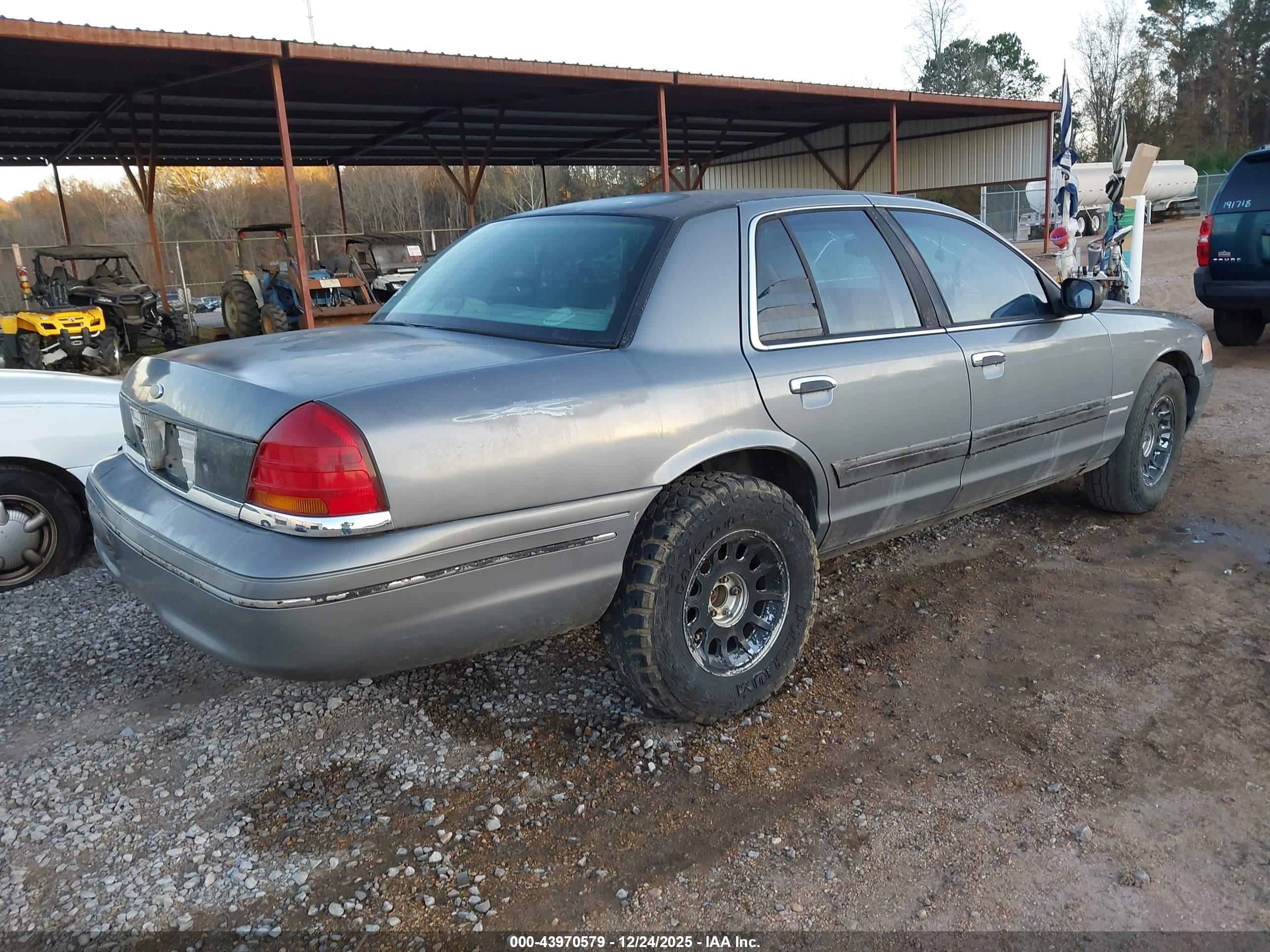 FORD CROWN image 4