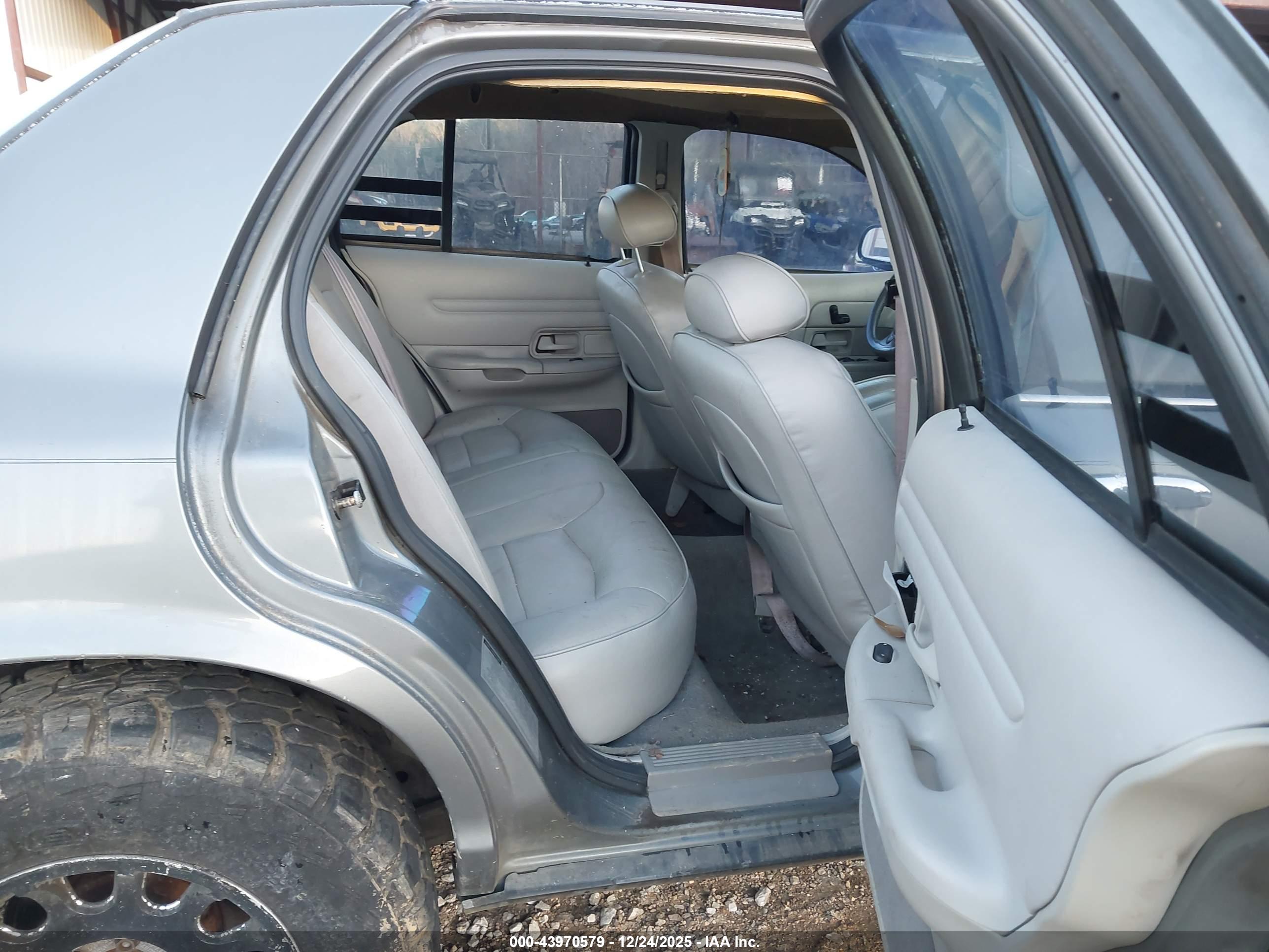 FORD CROWN image 8
