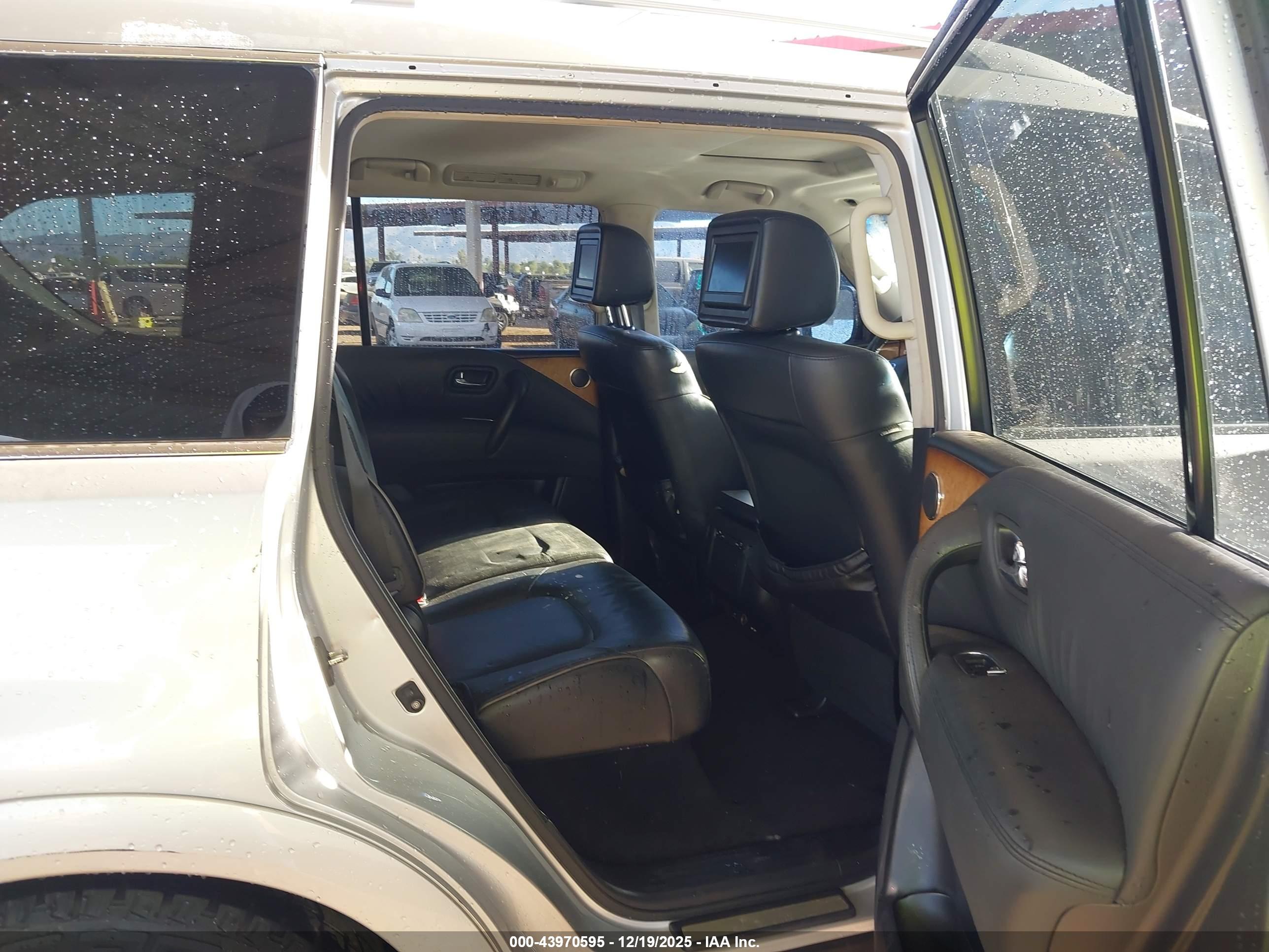 INFINITI QX56 image 8