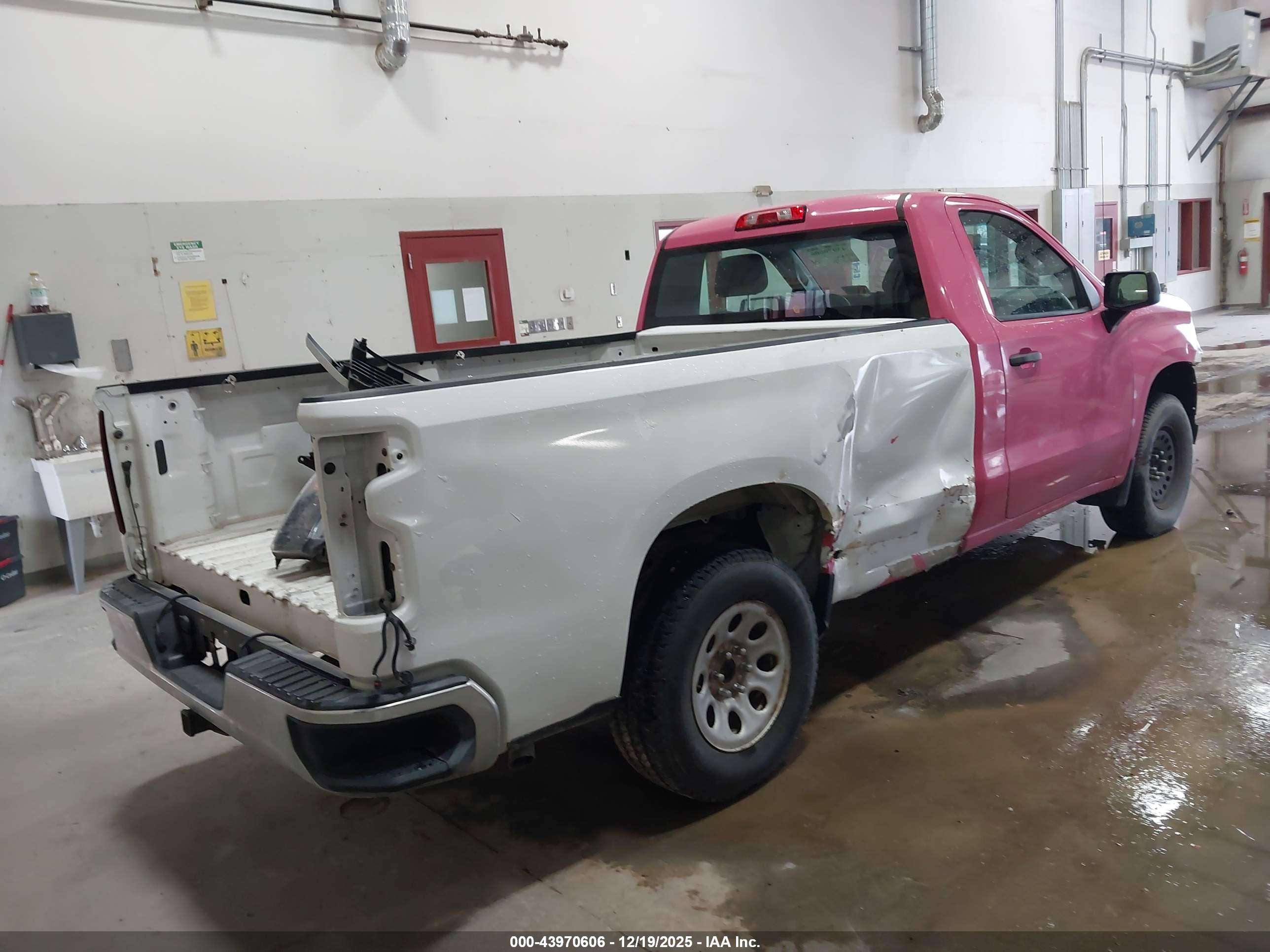 CHEVROLET SILVERADO image 4