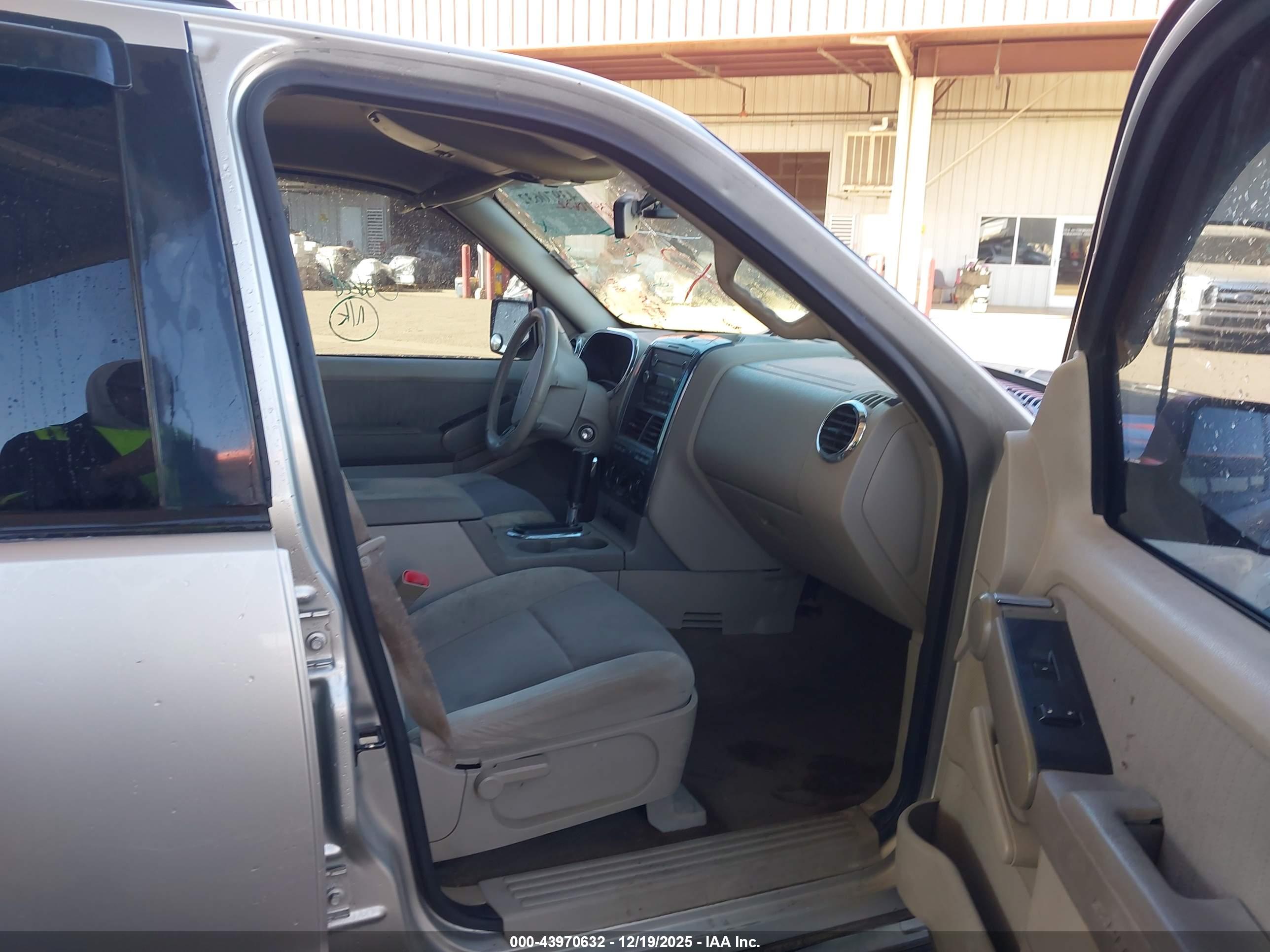 FORD EXPLORER image 5