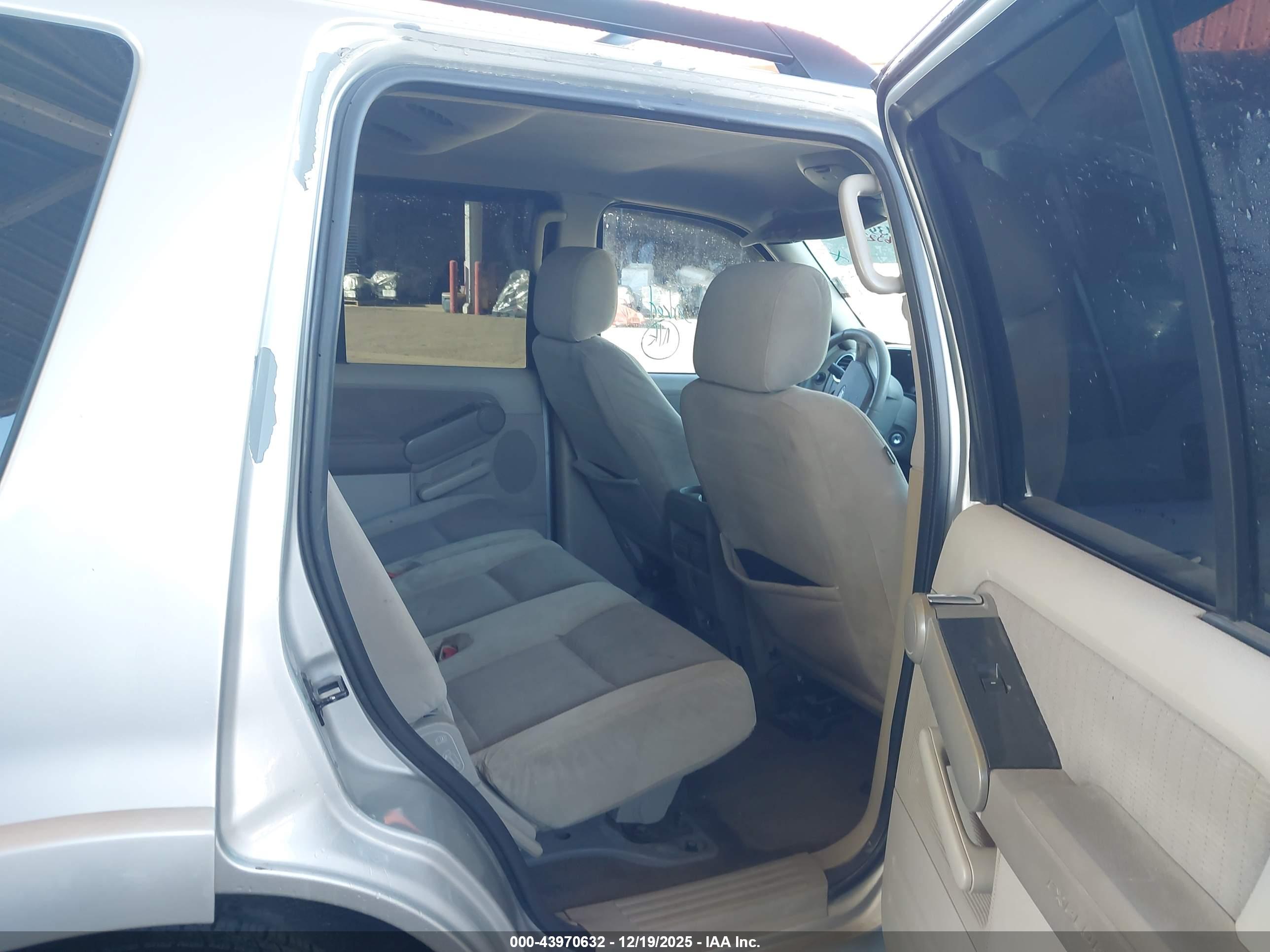 FORD EXPLORER image 8