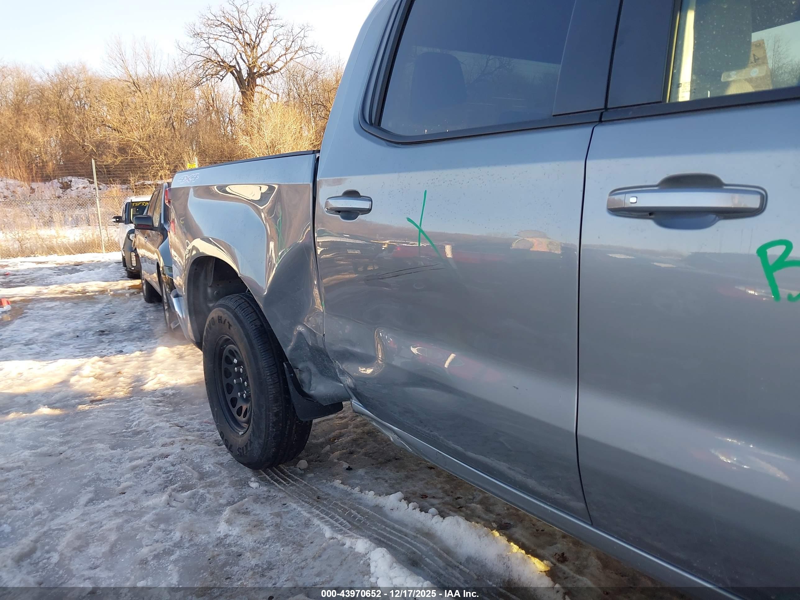 CHEVROLET SILVERADO image 6