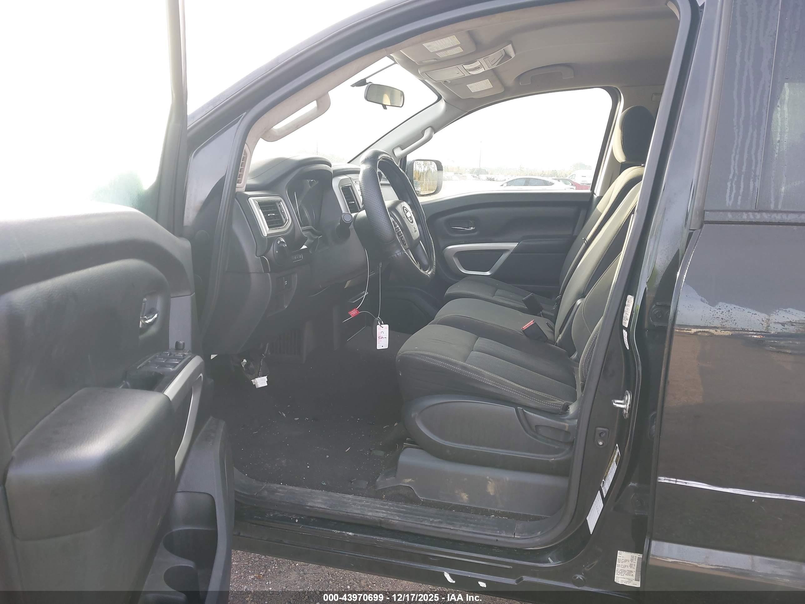 NISSAN TITAN image 5