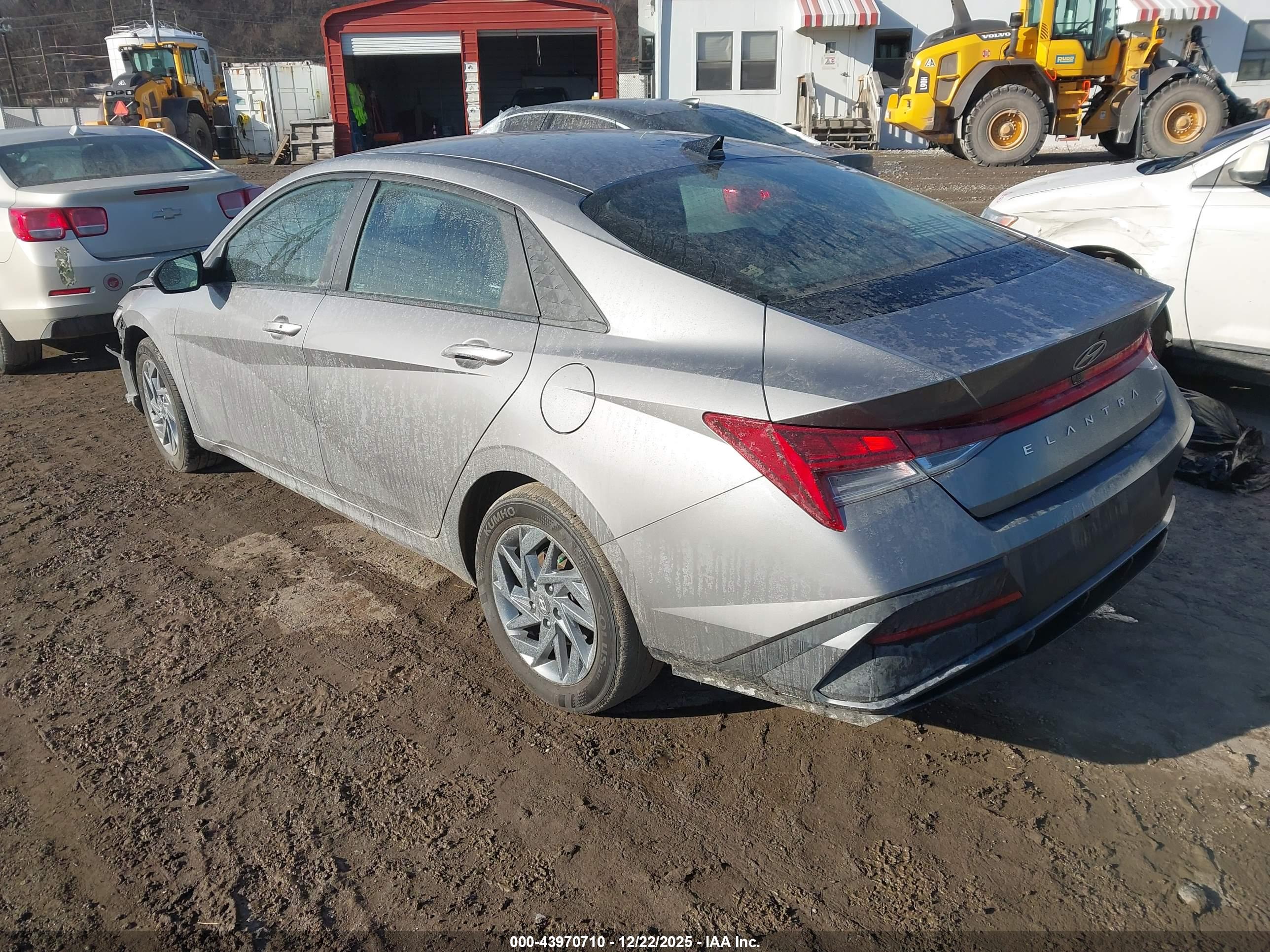 HYUNDAI ELANTRA image 3