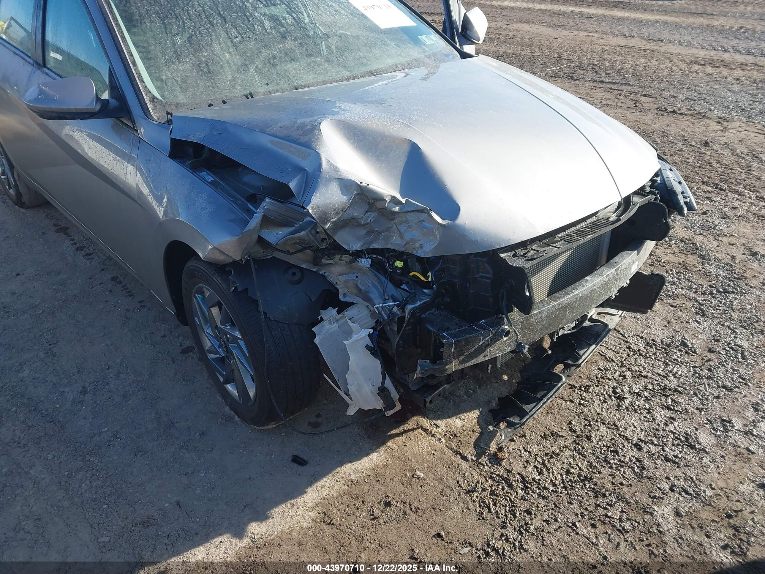 HYUNDAI ELANTRA image 6