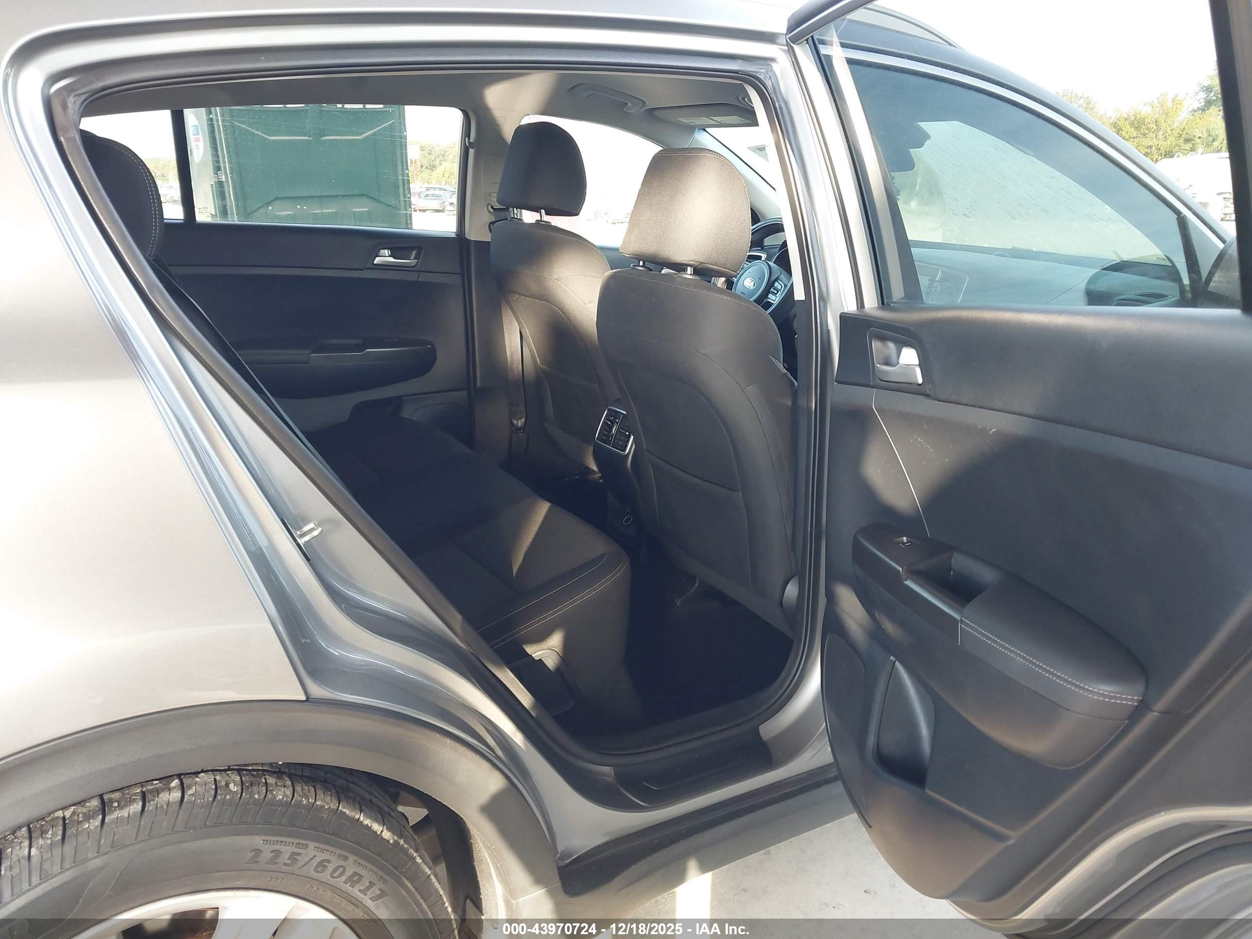 KIA SPORTAGE image 8