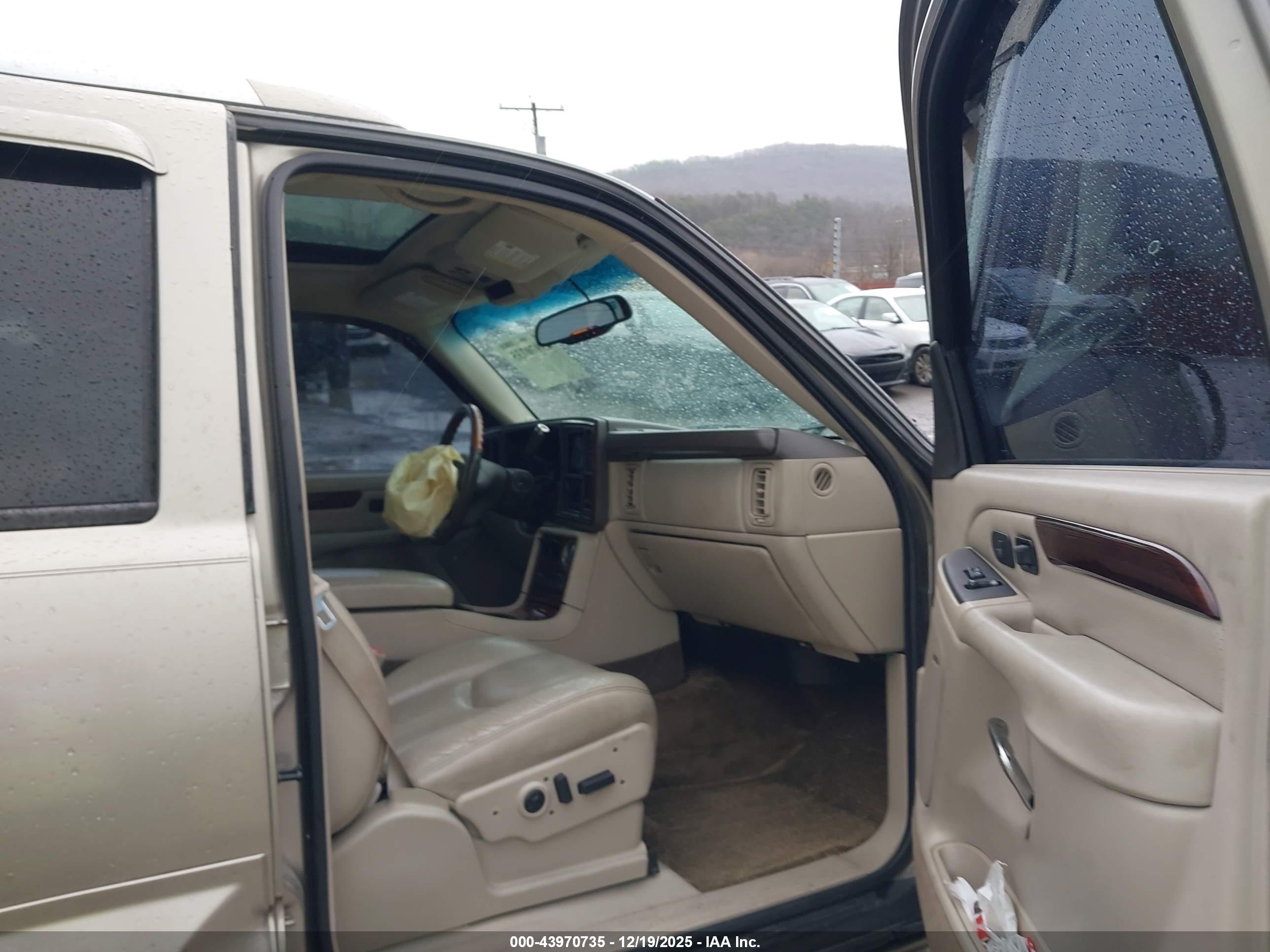 CADILLAC ESCALADE image 5