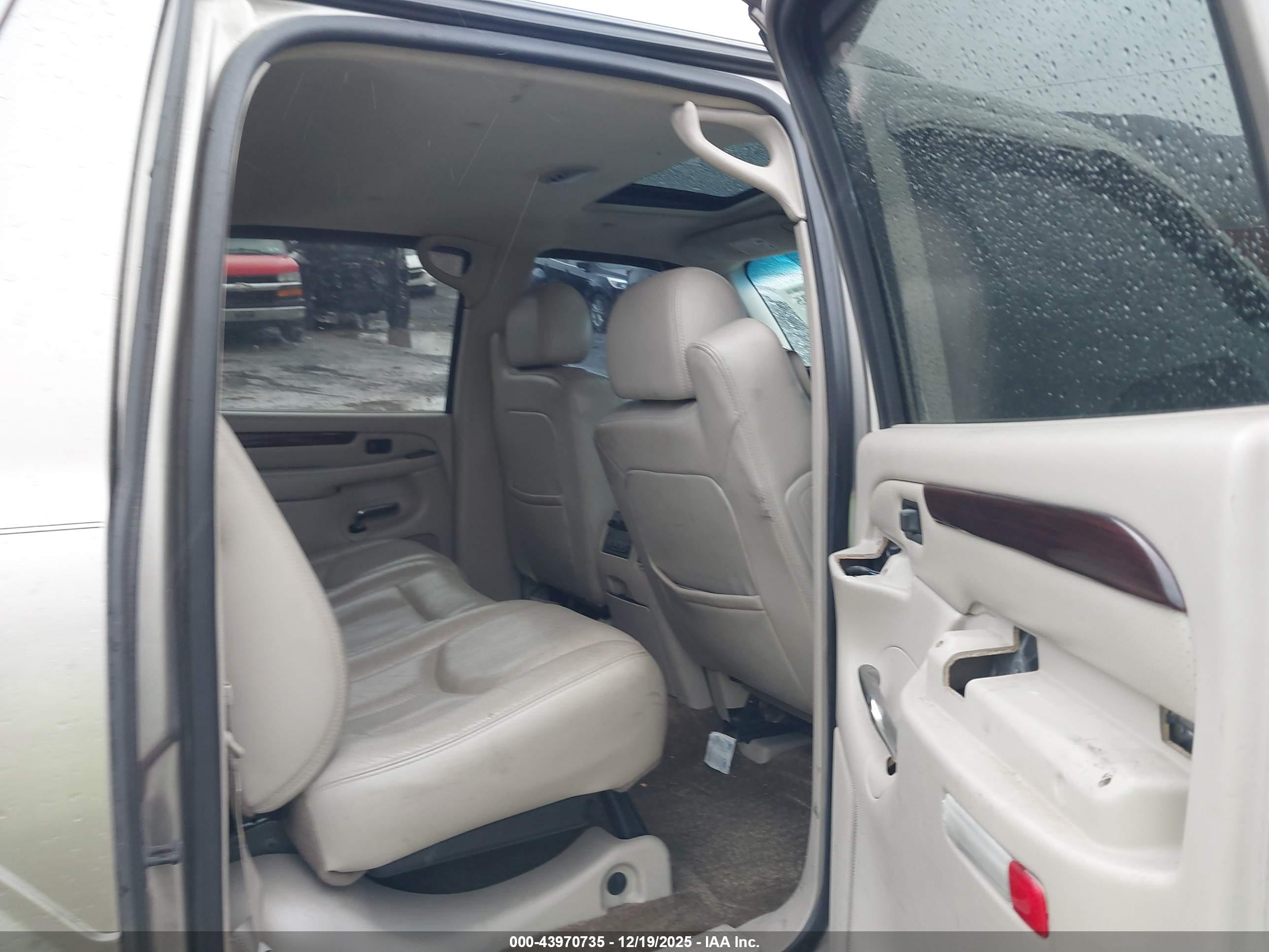 CADILLAC ESCALADE image 8