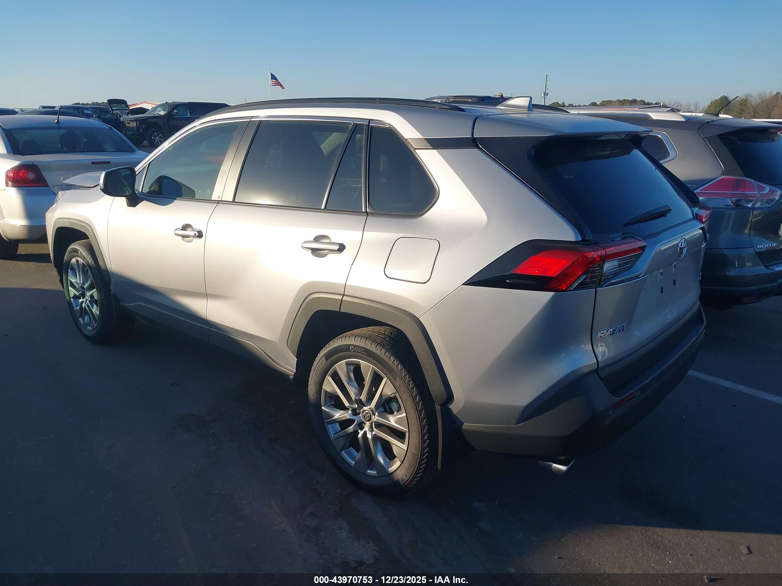 TOYOTA RAV4 image 3