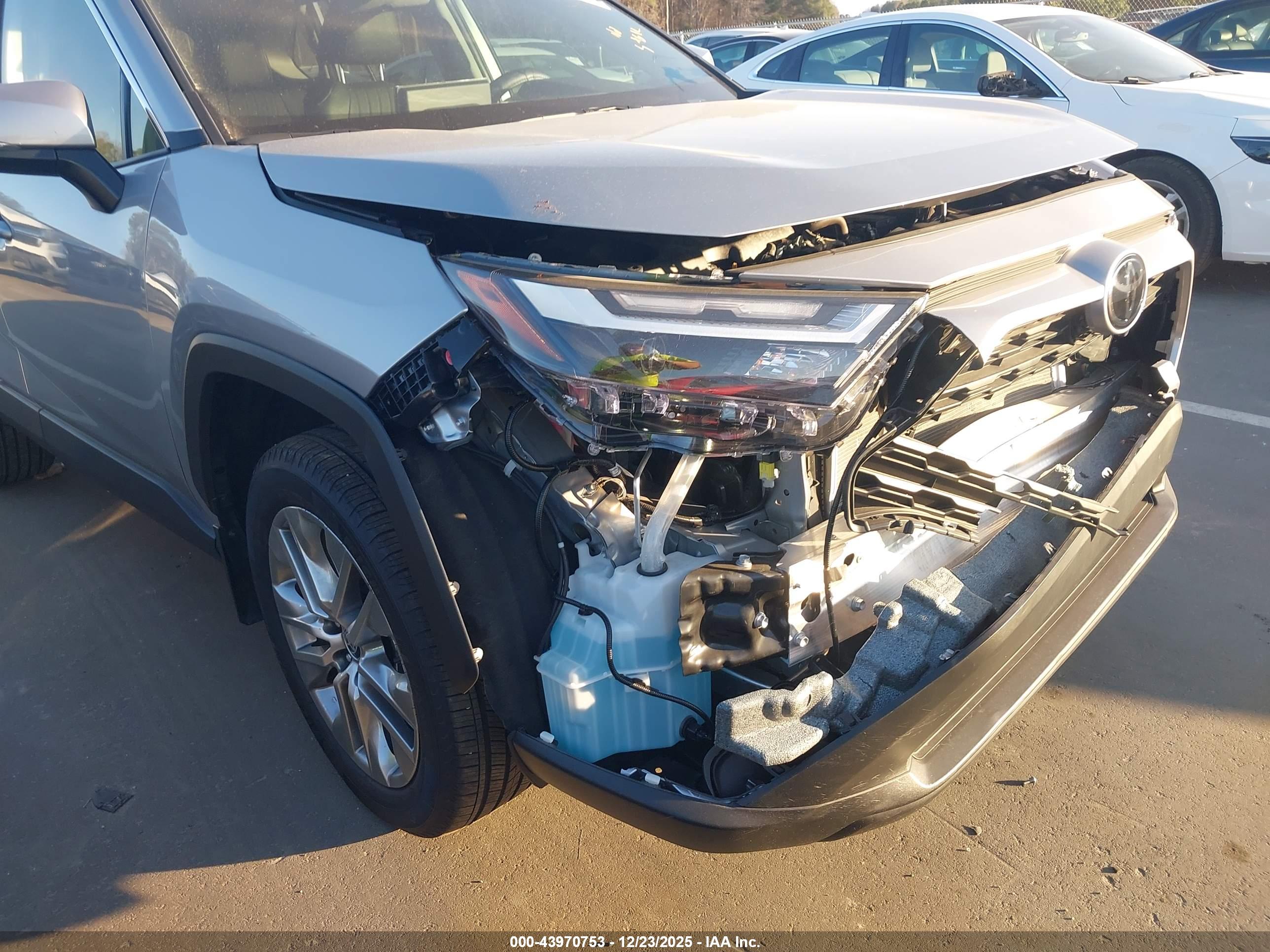 TOYOTA RAV4 image 6