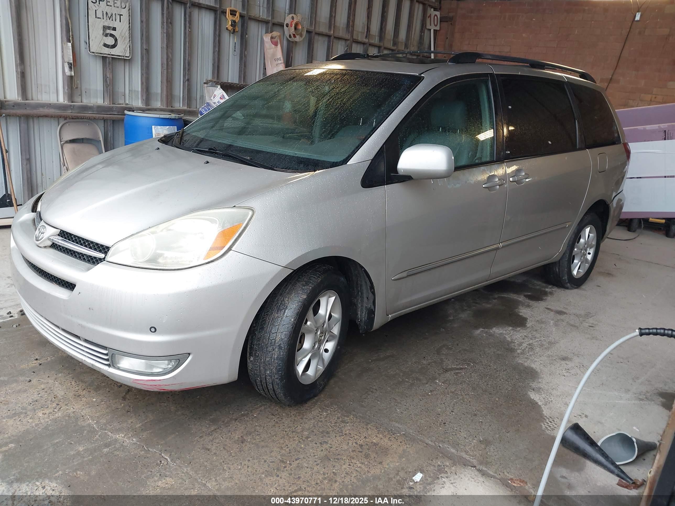 TOYOTA SIENNA image 2