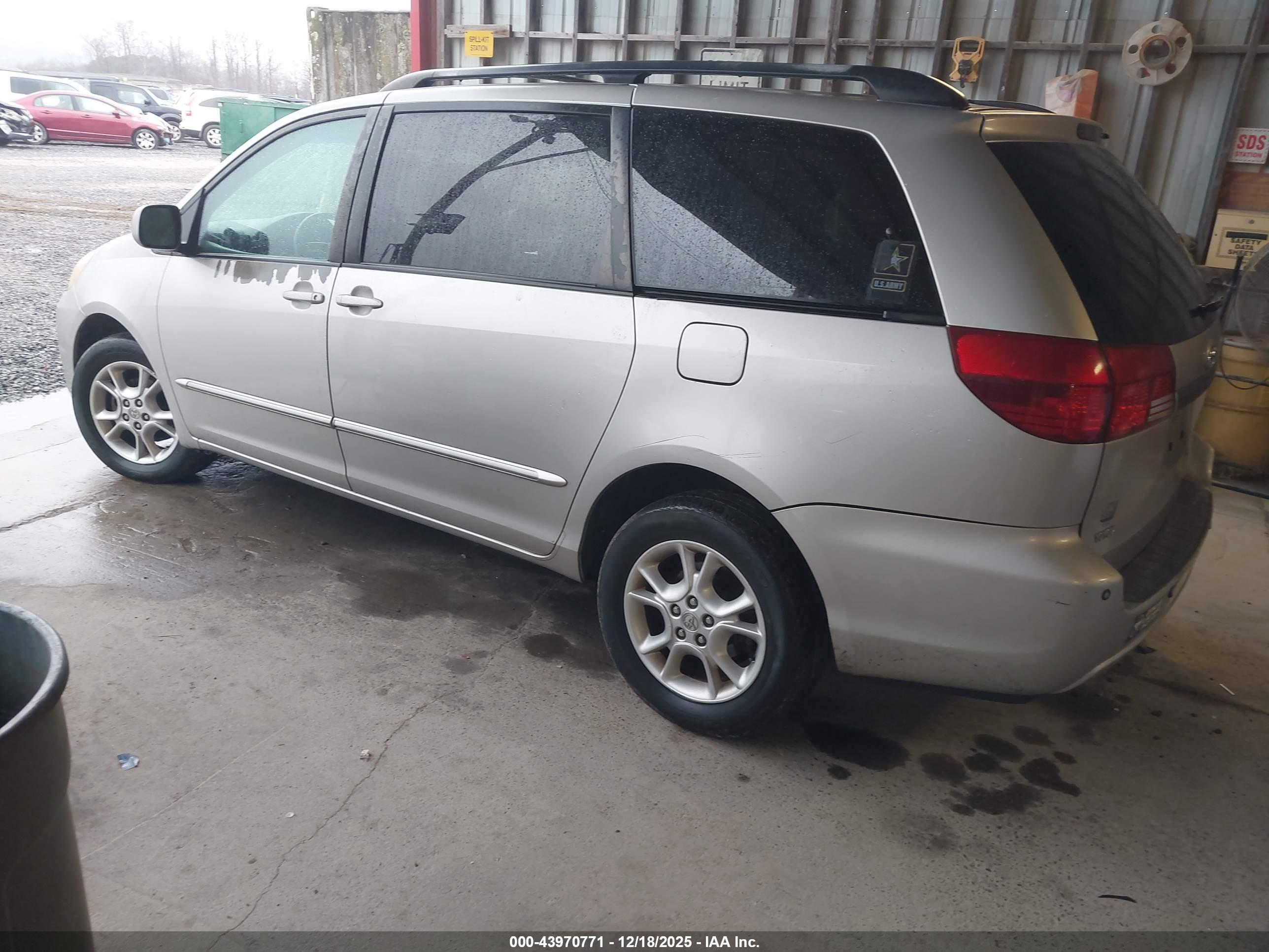 TOYOTA SIENNA image 3
