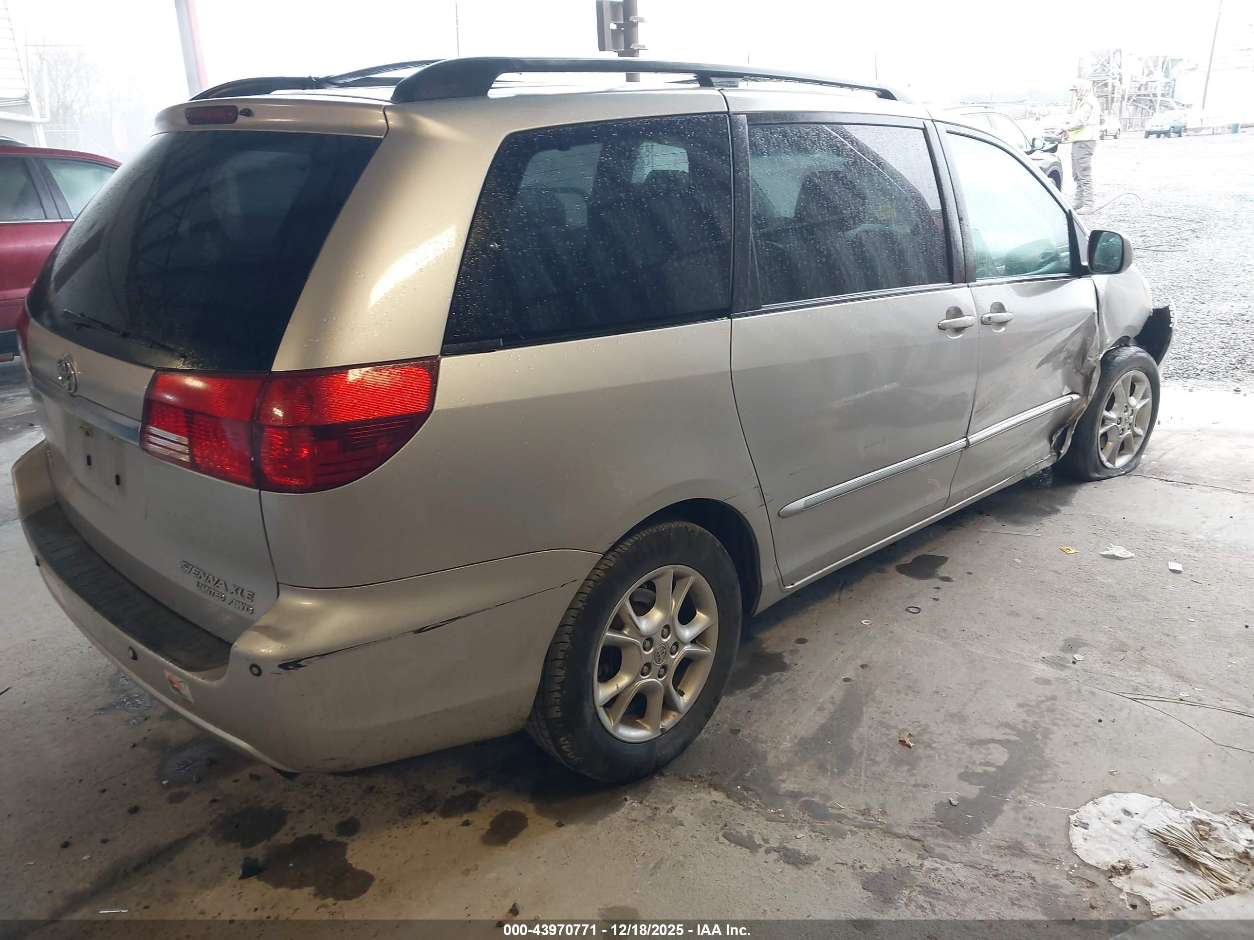 TOYOTA SIENNA image 4