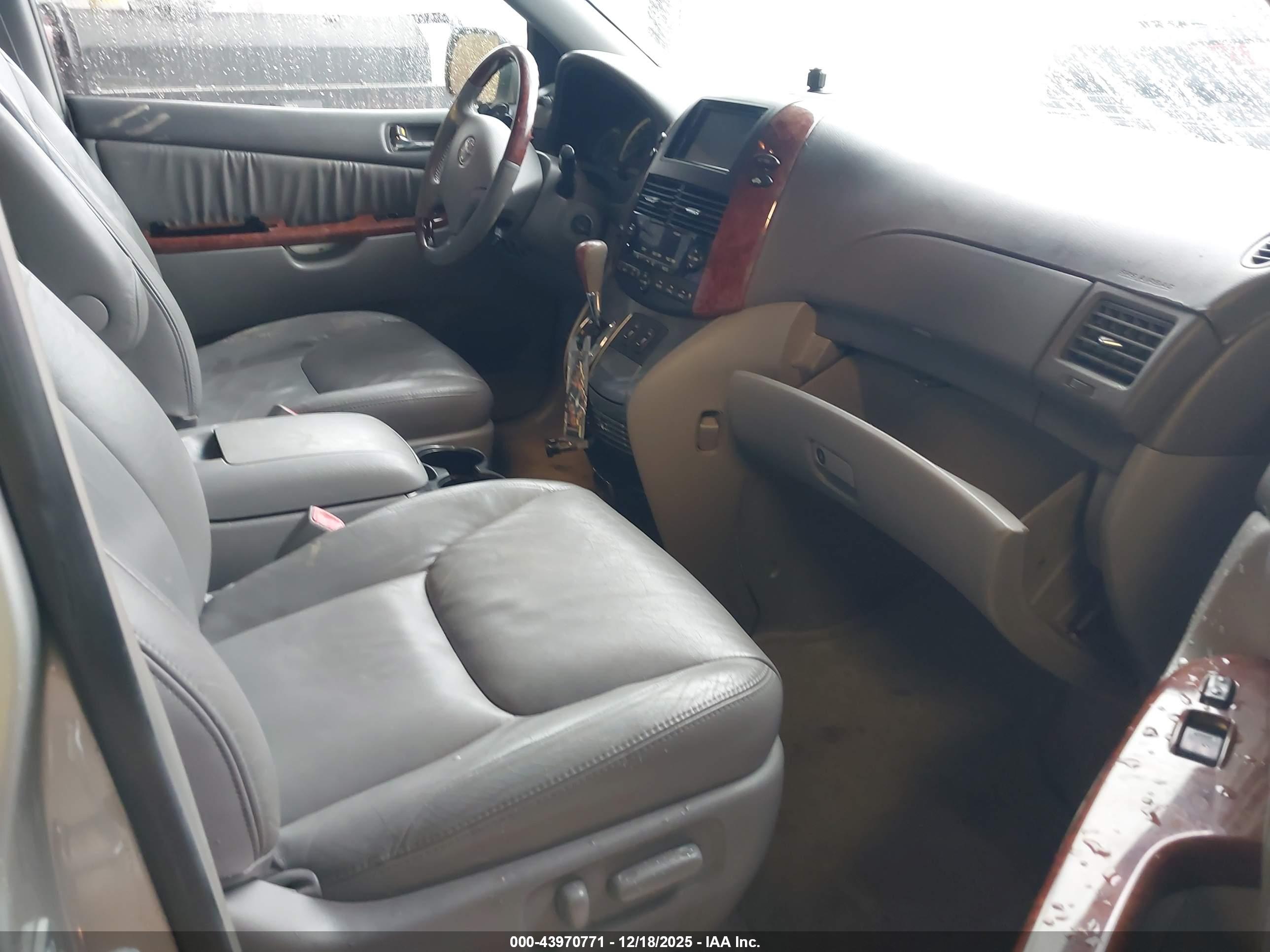TOYOTA SIENNA image 5