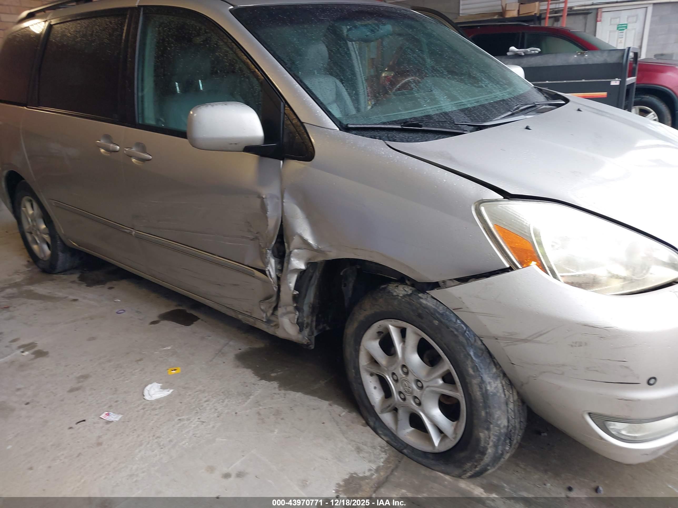 TOYOTA SIENNA image 6