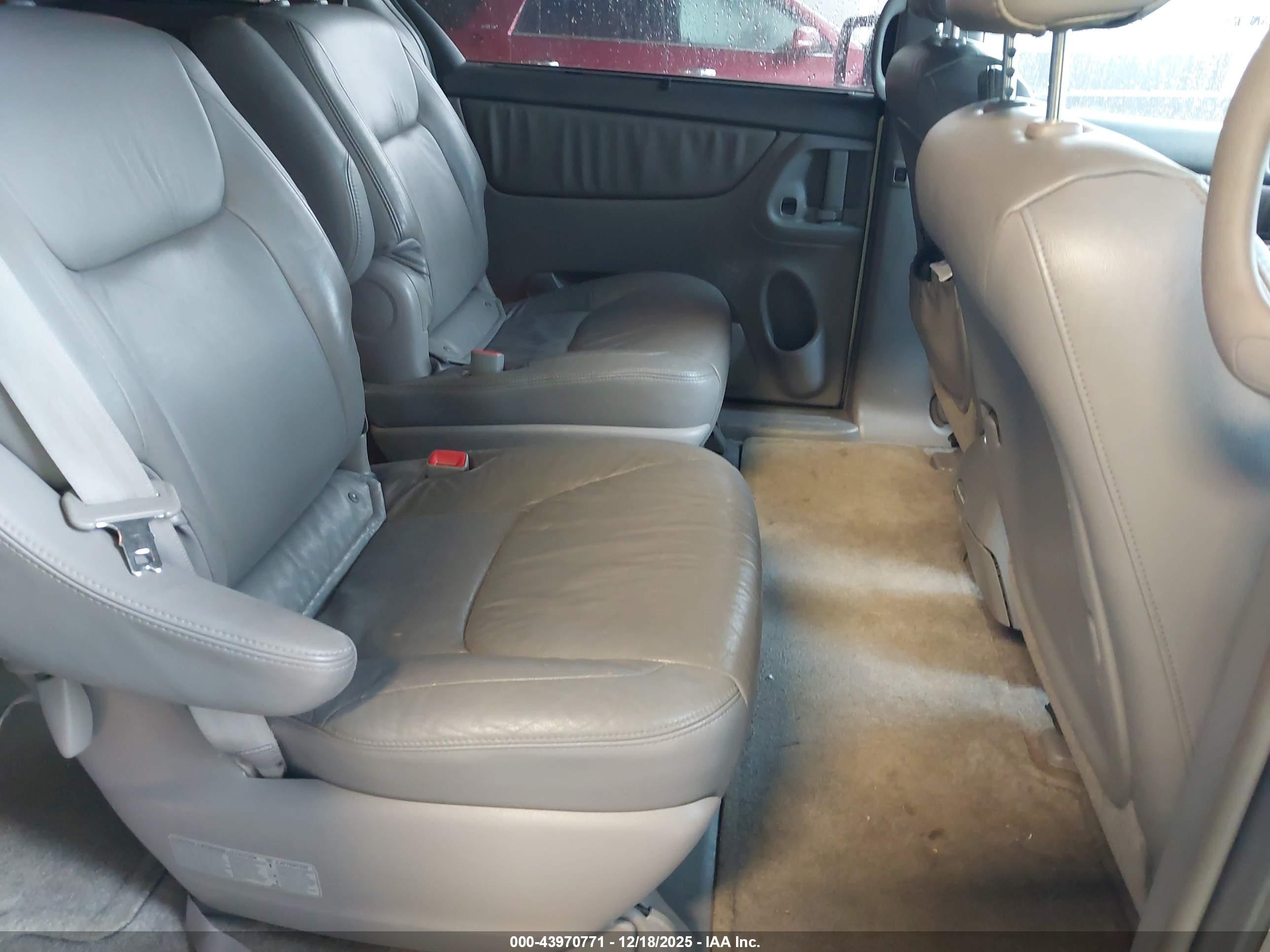 TOYOTA SIENNA image 8