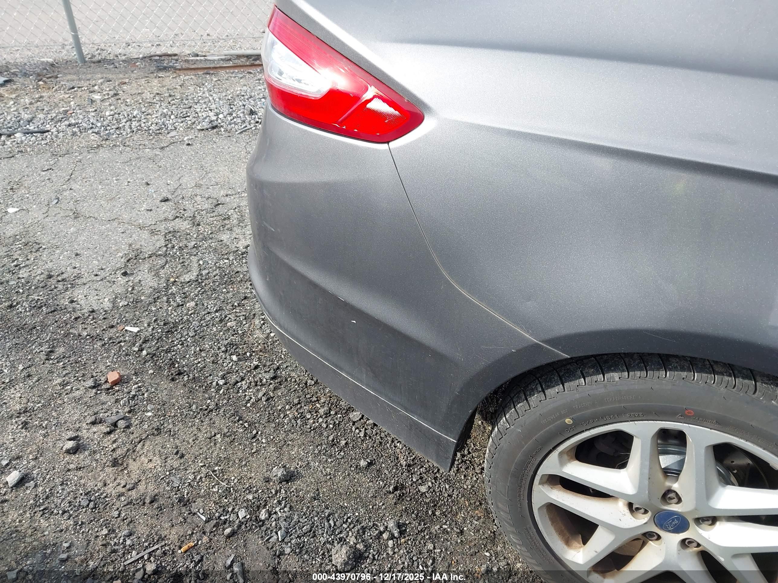 FORD FUSION image 6