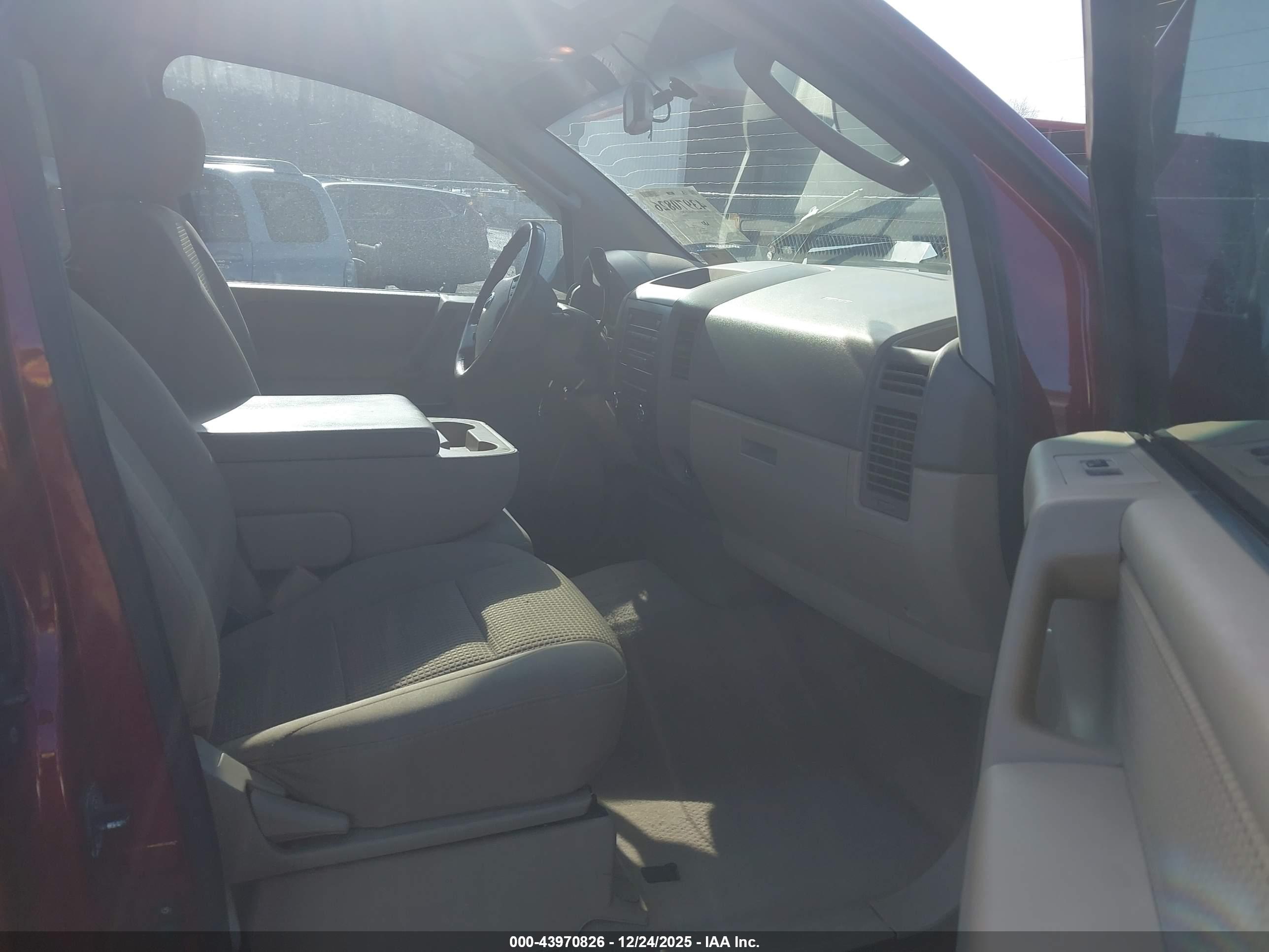 NISSAN TITAN image 5