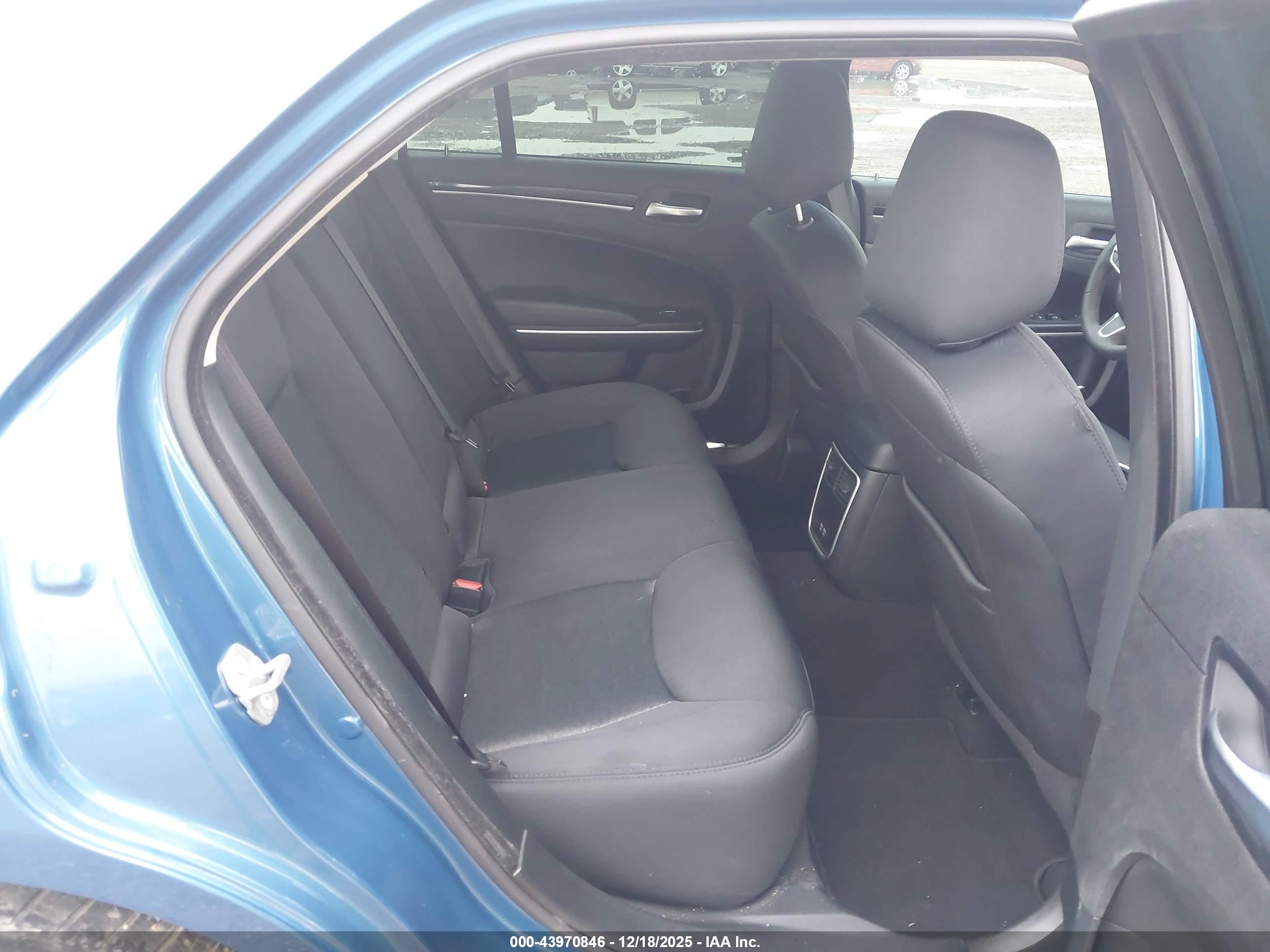 CHRYSLER 300 image 8